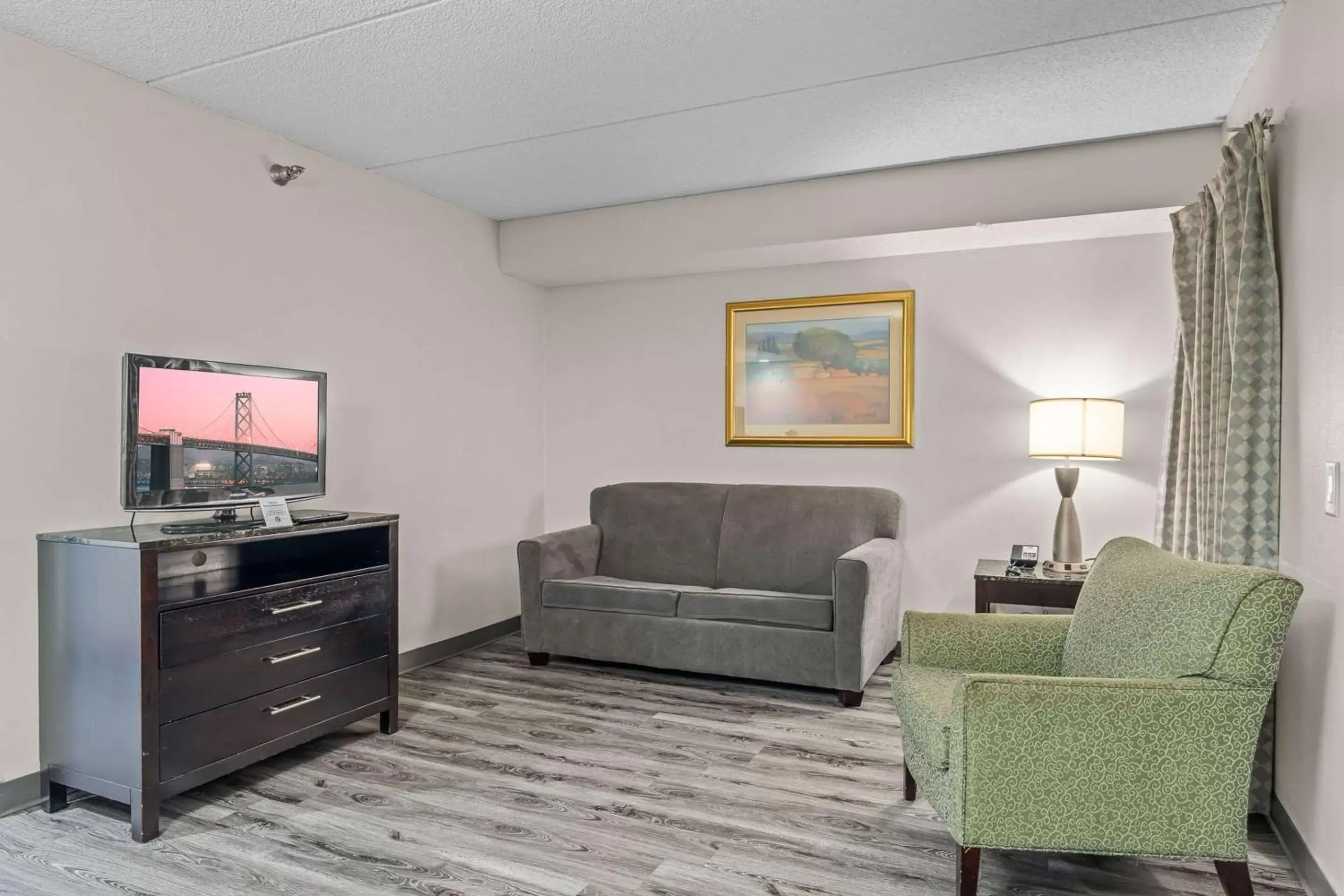 Bedroom, Seating Area in Quality Inn & Suites Mall of America - MSP Airport