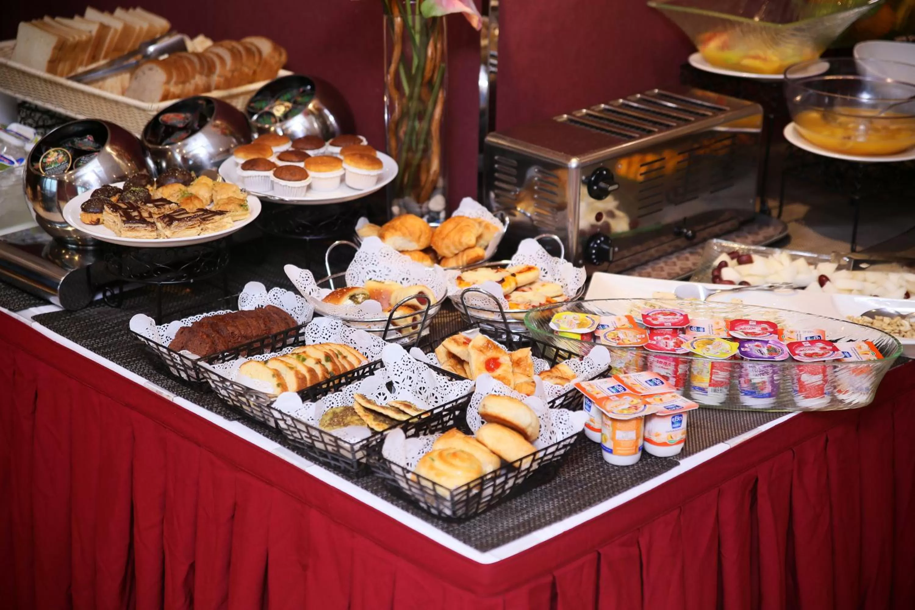 Restaurant/places to eat in Al Hamra Hotel