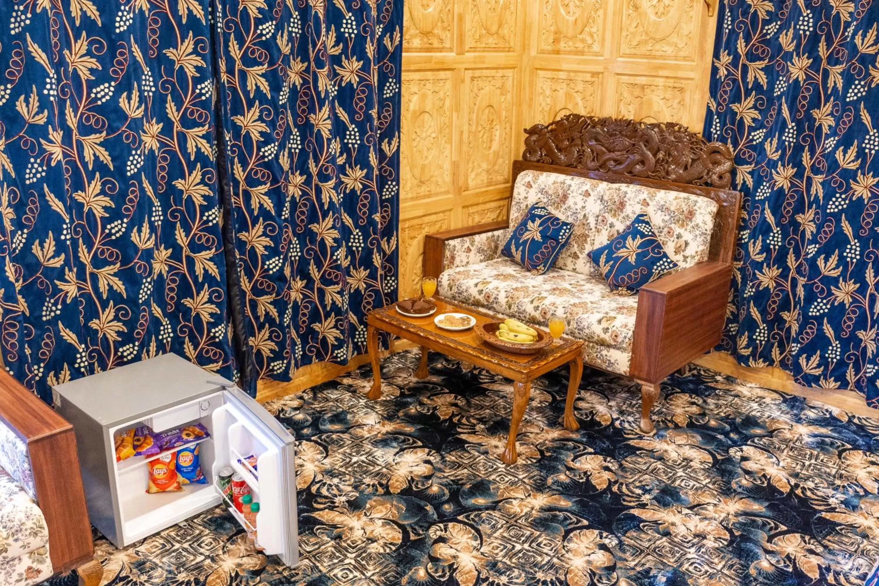 Seating area in Wangnoo Heritage Houseboats