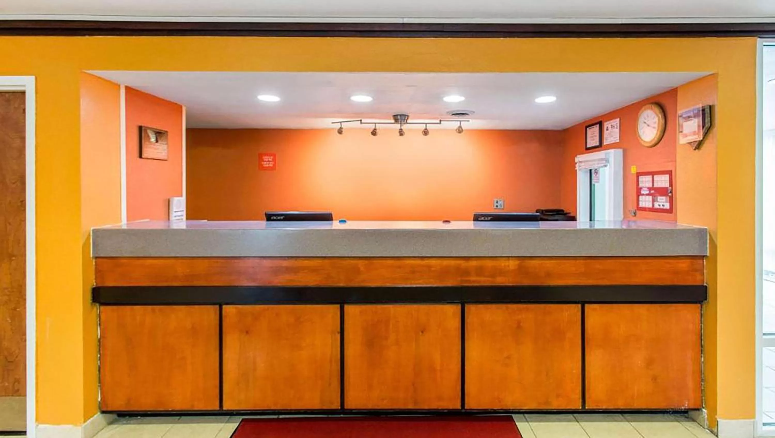 Lobby or reception in Studios & Suites 4 Less Charlotte