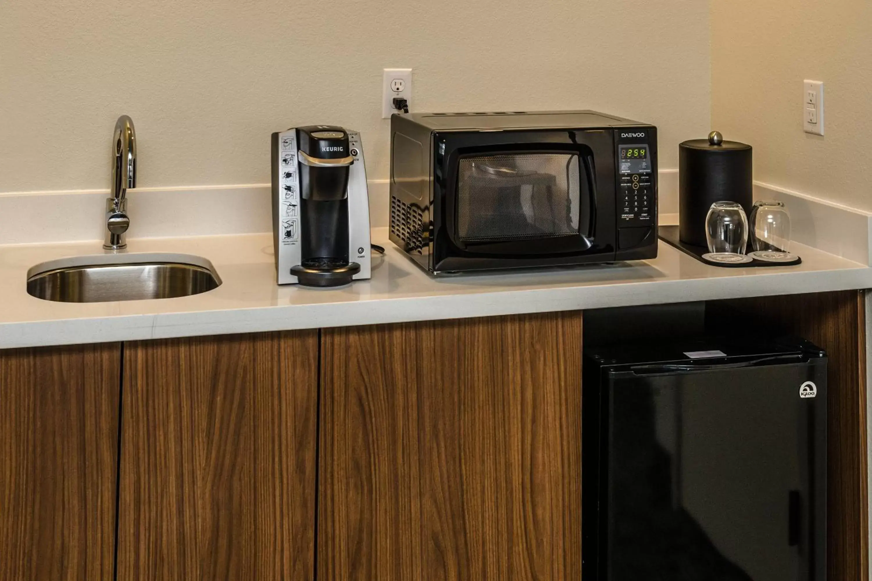 Photo of the whole room, Kitchen/Kitchenette in Courtyard by Marriott Somerset