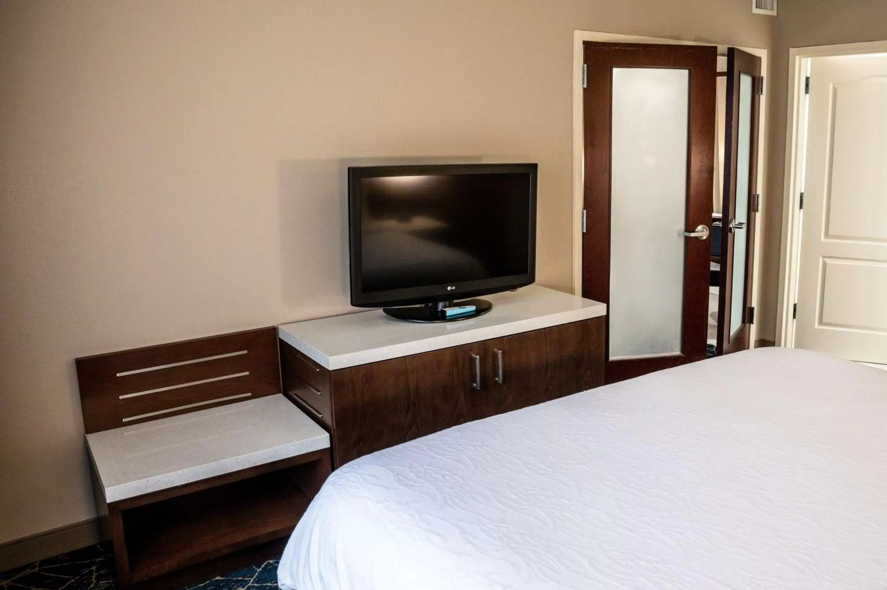 Bedroom, TV/Entertainment Center in Hilton Garden Inn Fayetteville/Fort Bragg