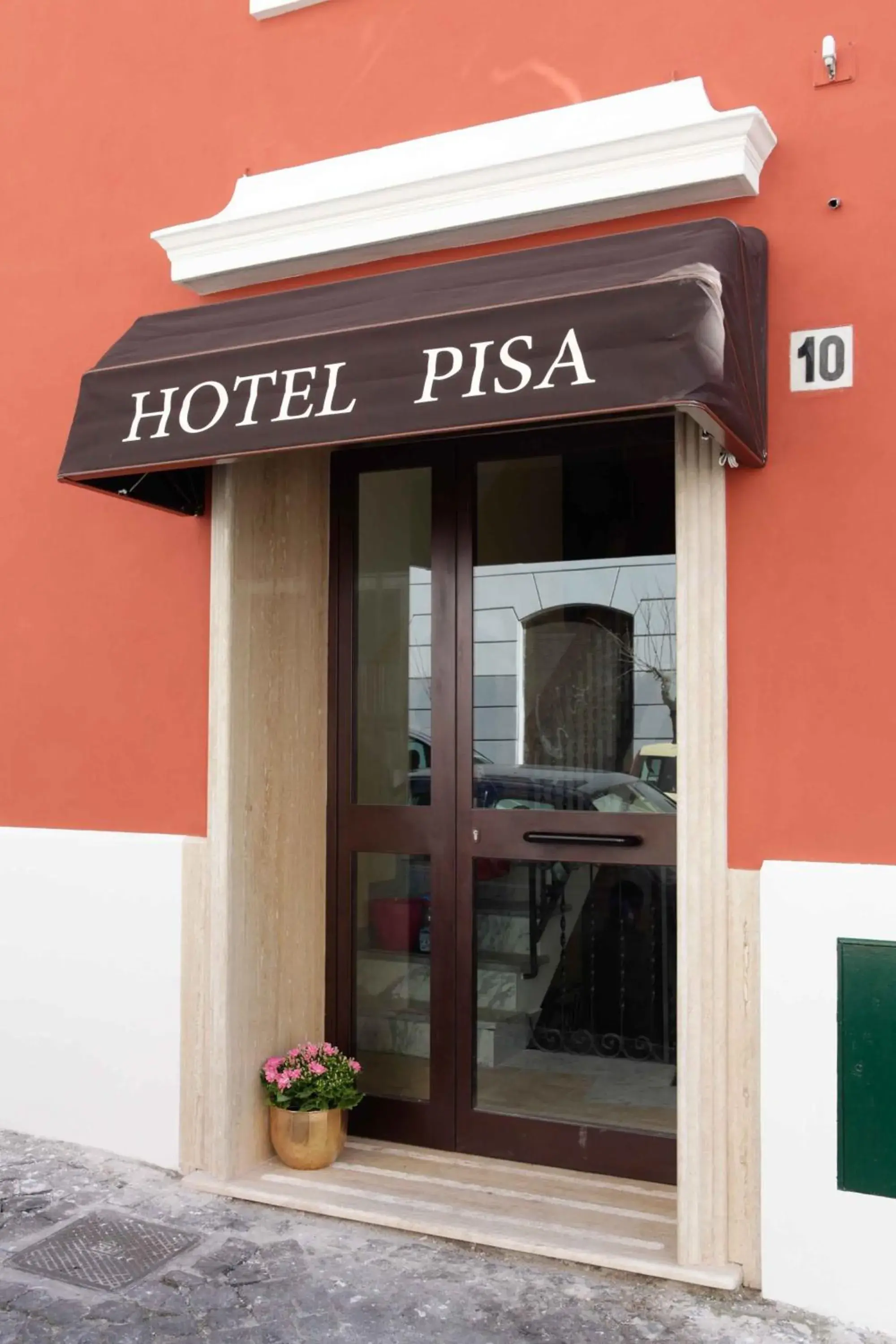 Facade/entrance in Hotel Pisa