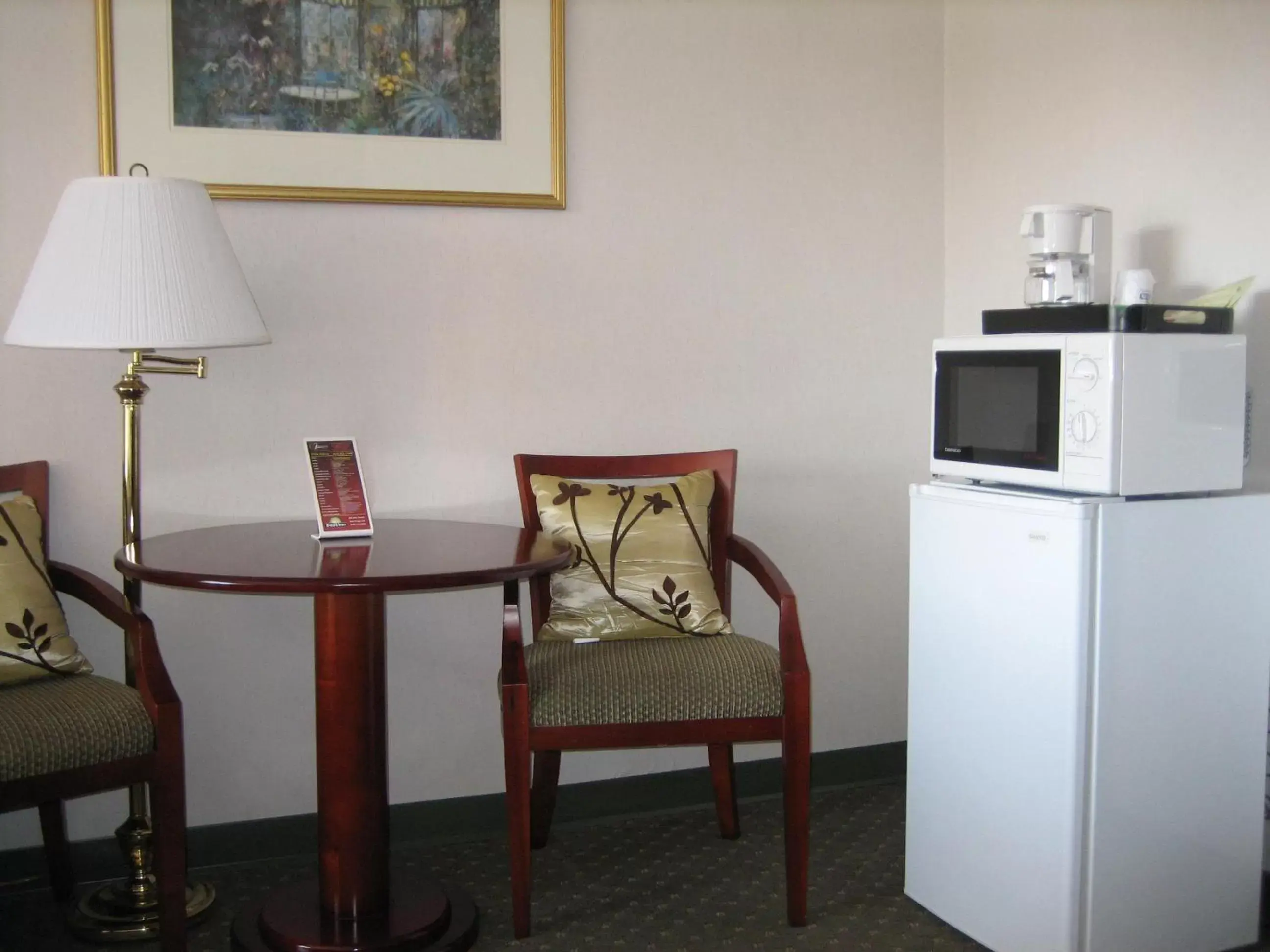 Photo of the whole room, Seating Area in Days Inn by Wyndham San Diego/Downtown/Convention Center