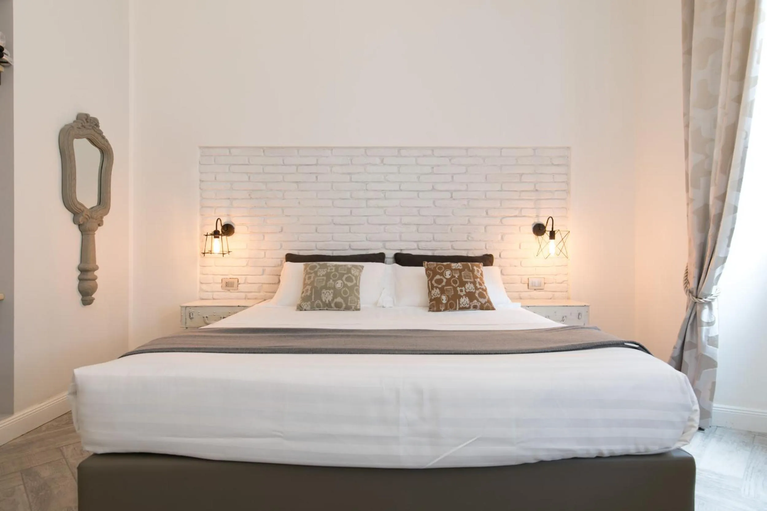 Photo of the whole room, Bed in Trevi Contemporary Suite