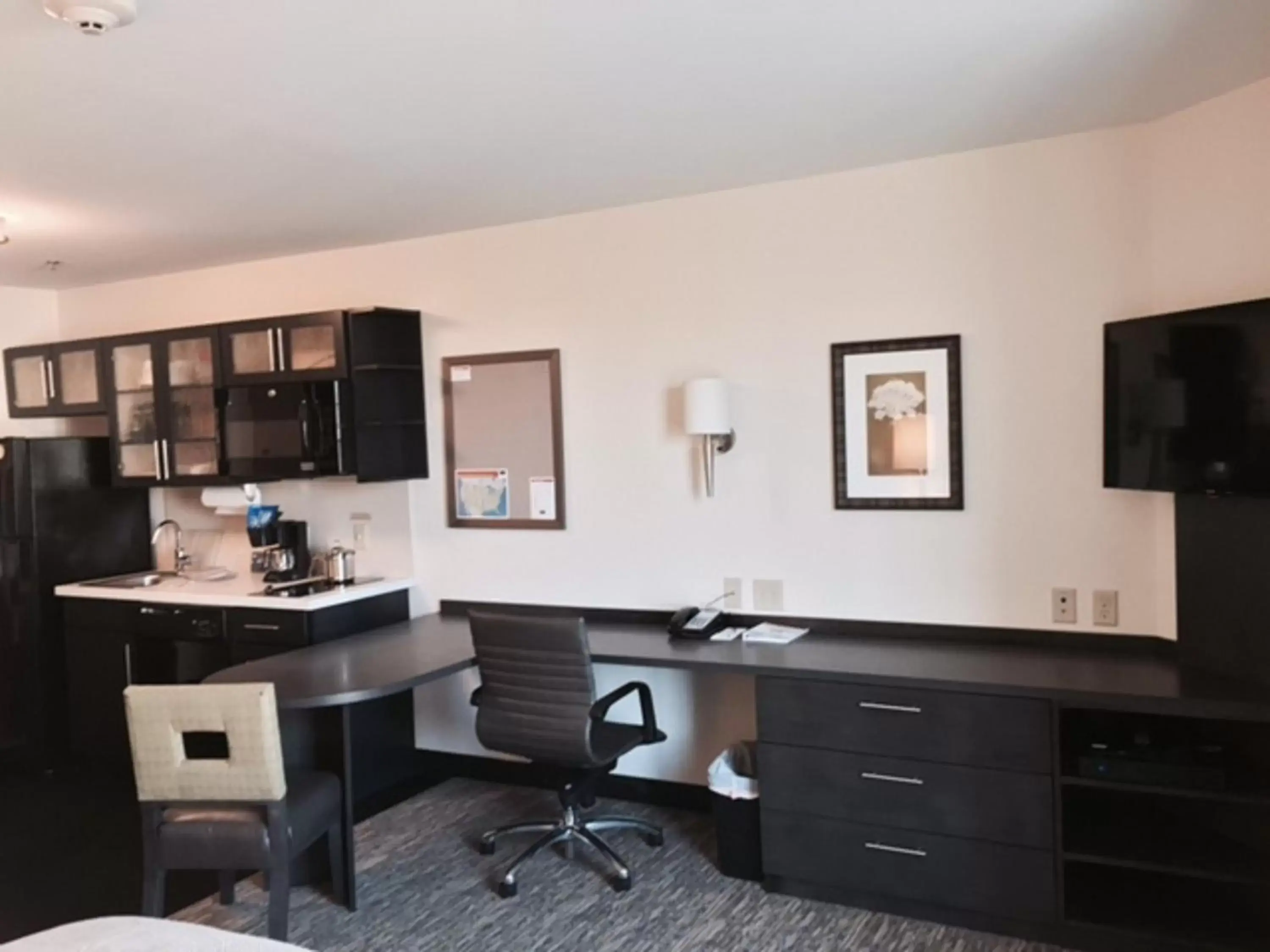 Photo of the whole room, Kitchen/Kitchenette in Candlewood Suites Youngstown W - I-80 Niles Area, an IHG Hotel