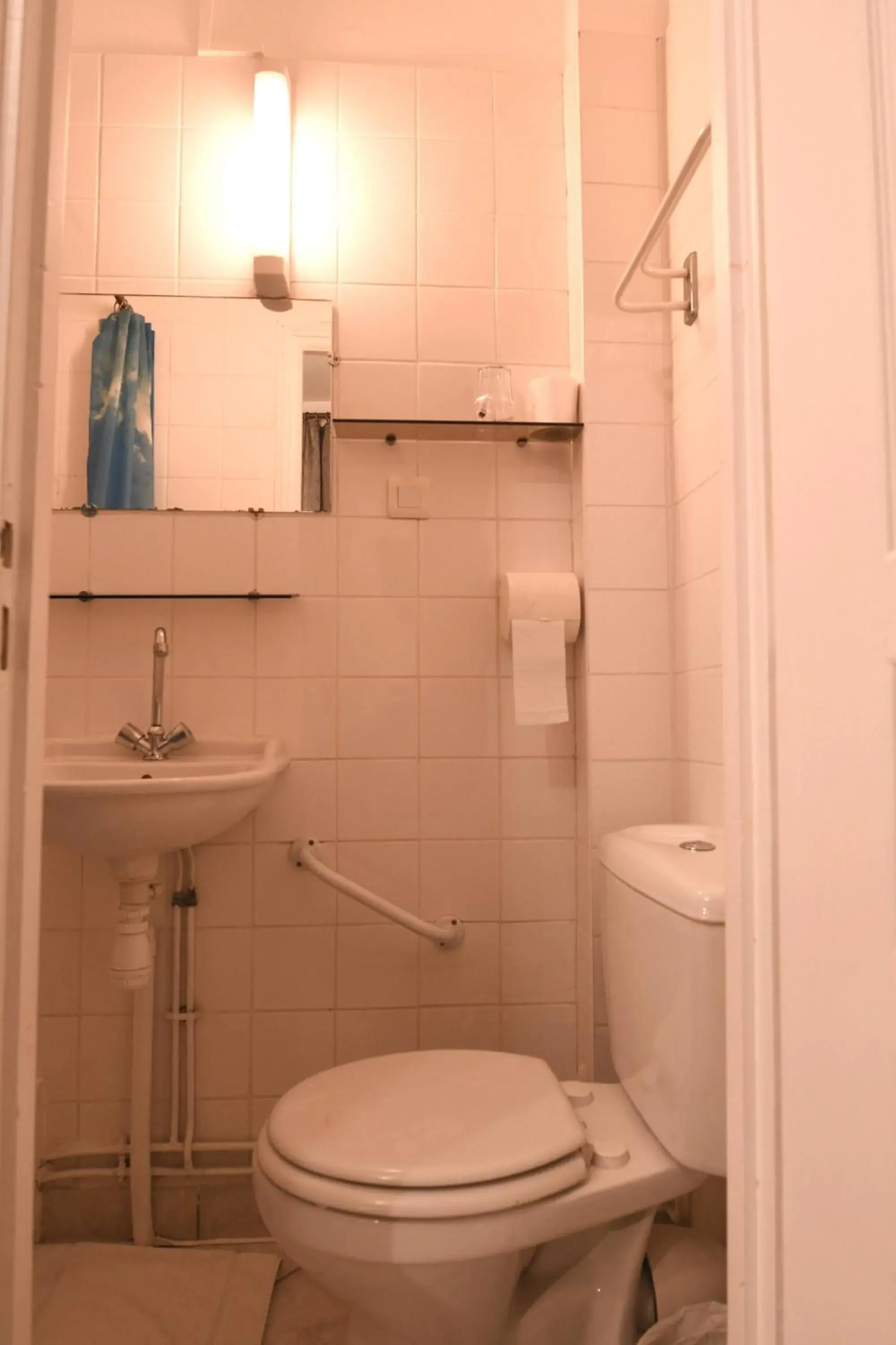Bathroom in Hotel d'Orléans Paris Gare de l'Est