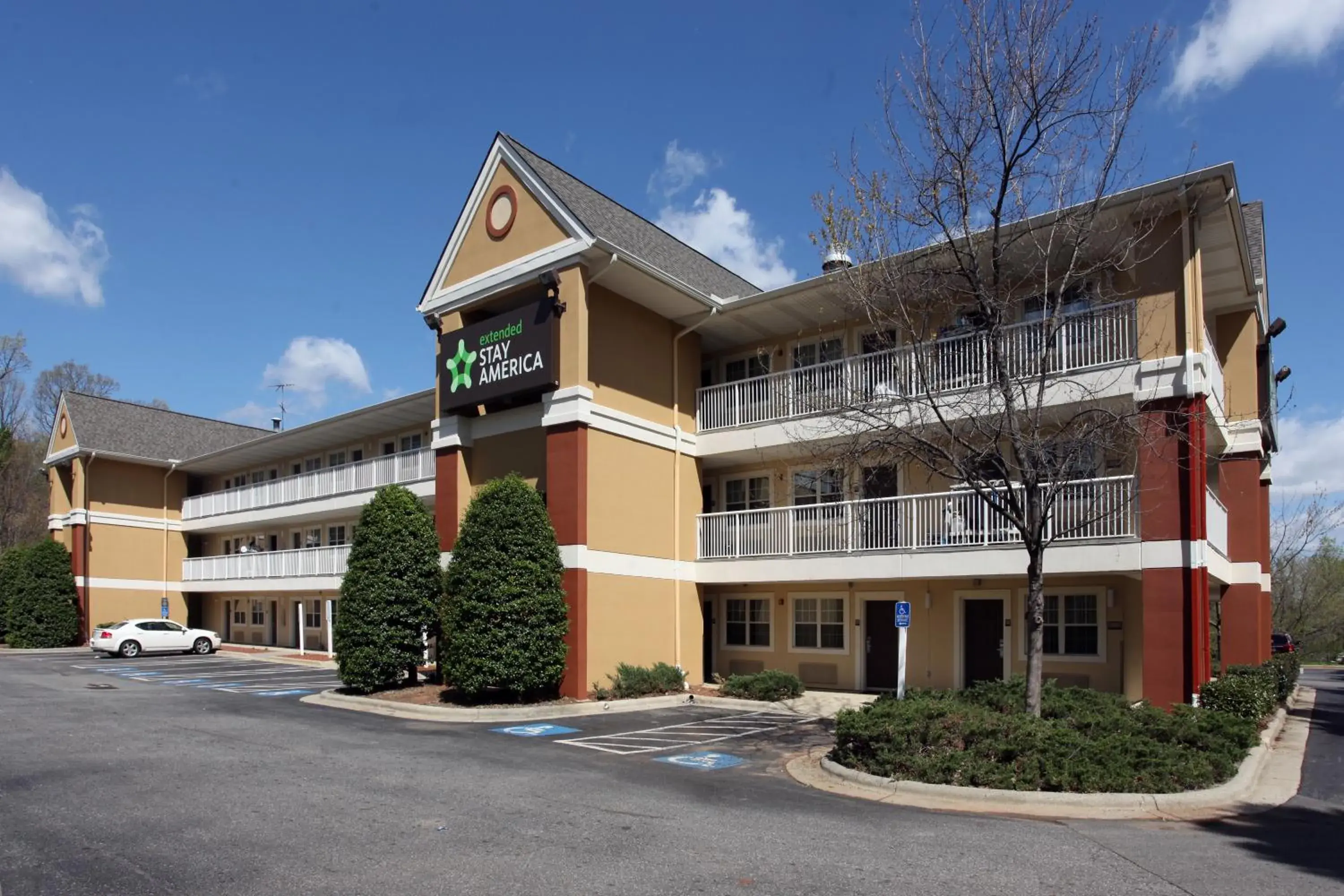 Property building in Extended Stay America Select Suites - Greensboro - Wendover Ave - Big Tree Way Property building in Extended Stay America Select Suites - Greensboro - Wendover Ave - Big Tree Way