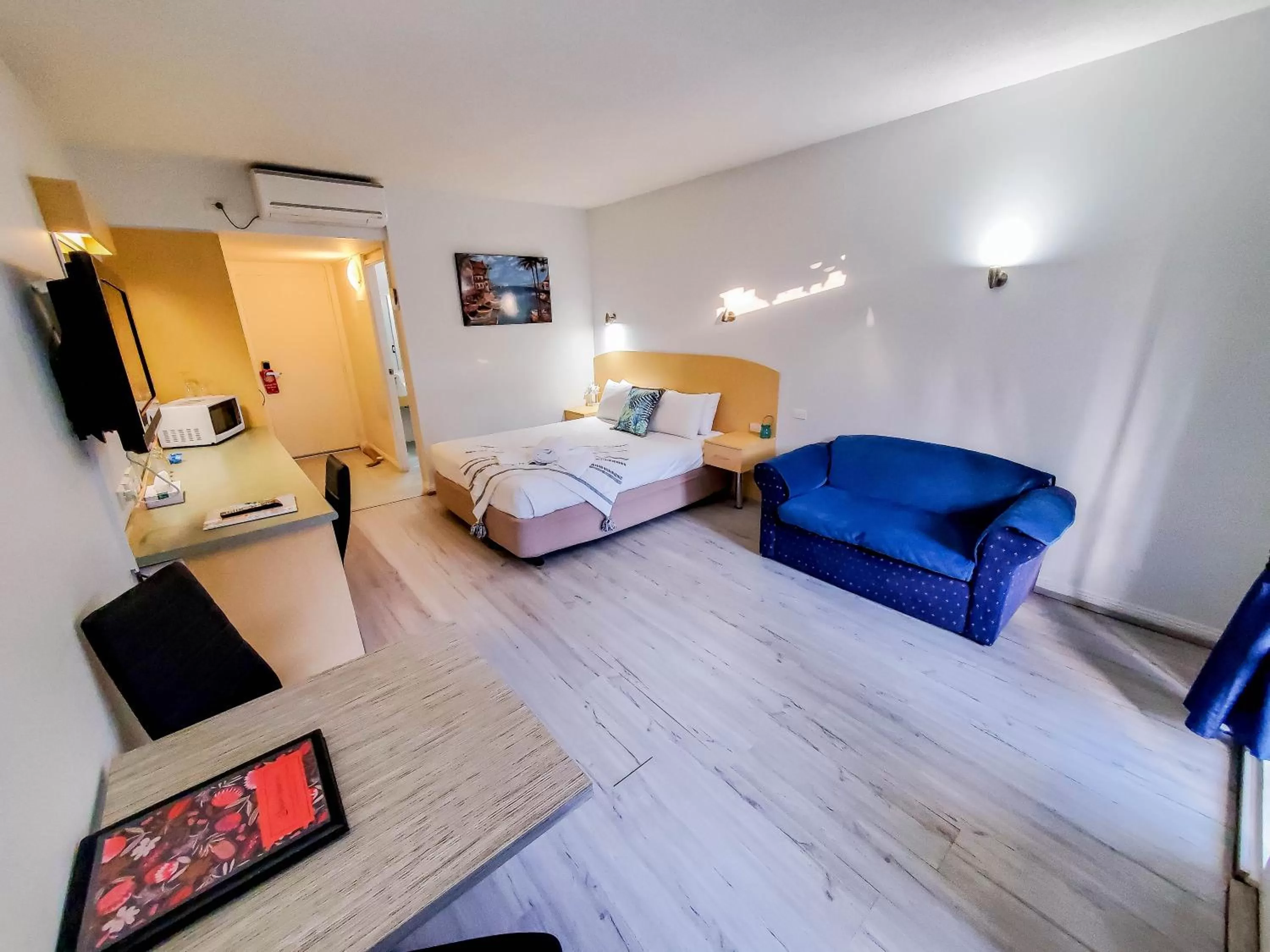 Photo of the whole room, Bed in Sandors Motor Inn