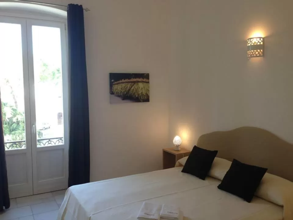 Bedroom, Bed in Tobacco Suite