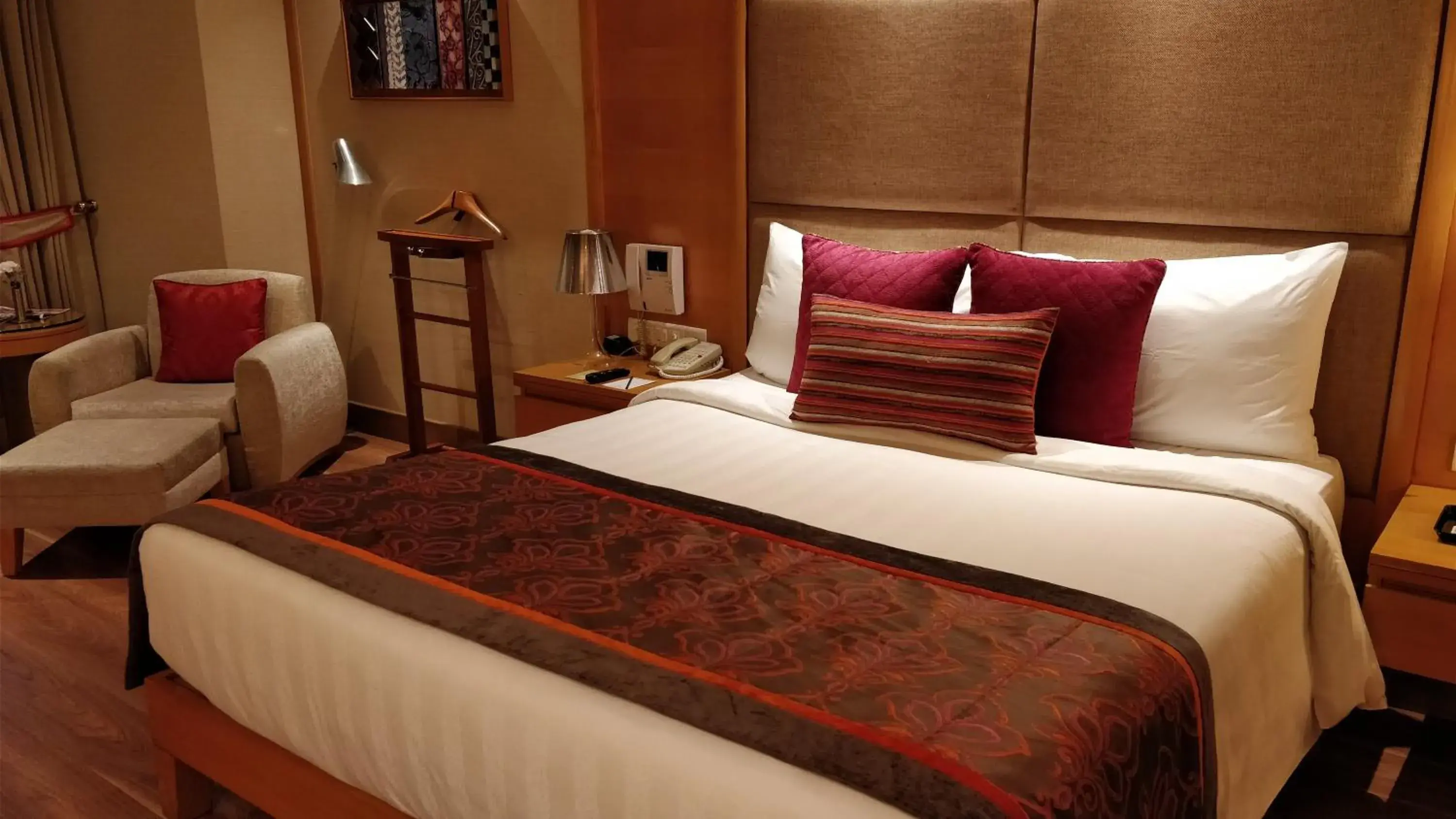 Bedroom, Bed in Jaypee Vasant Continental