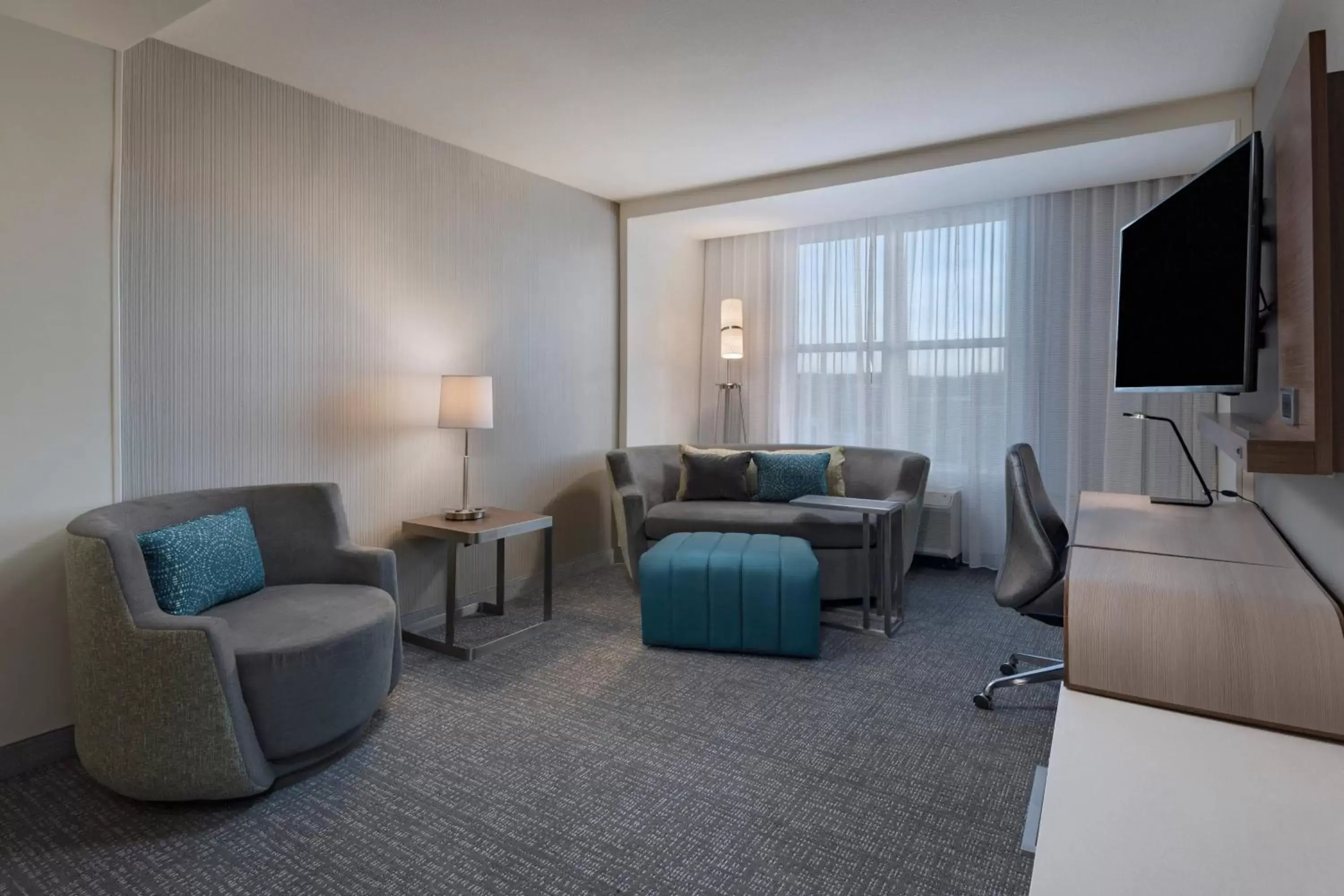 Living room, Seating Area in Courtyard by Marriott Jackson Madison