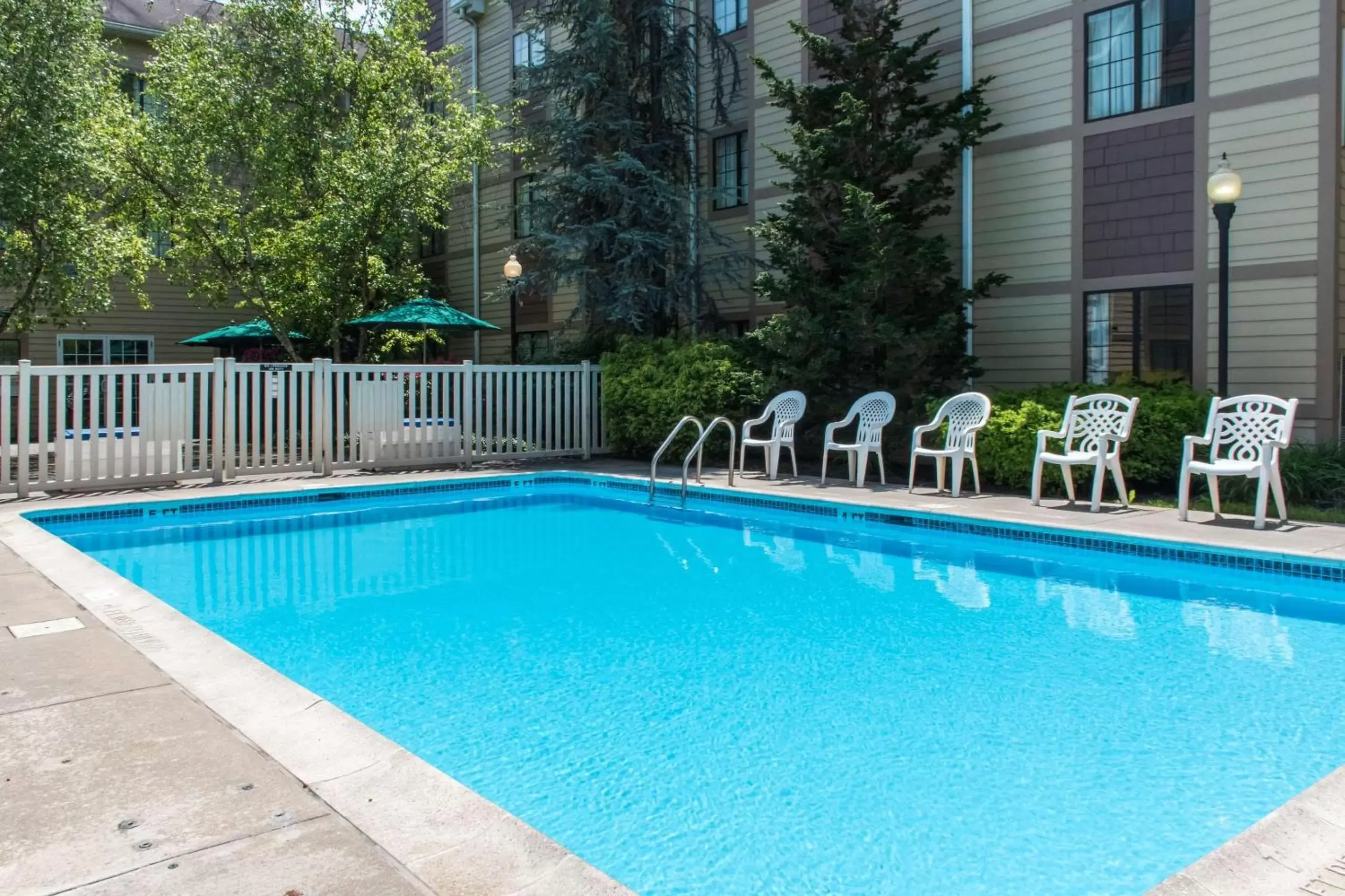 Swimming Pool in MainStay Suites of Lancaster County