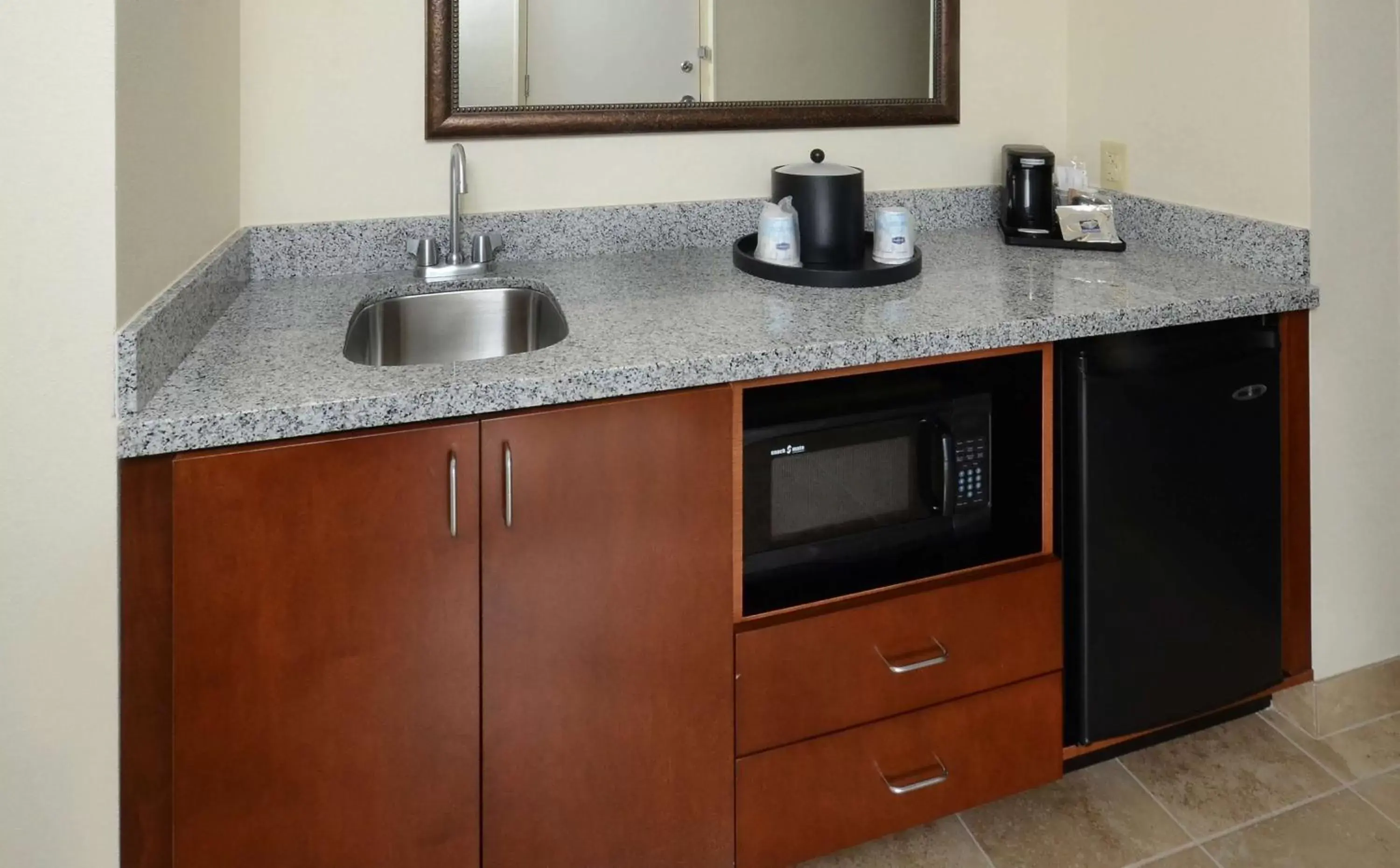 Photo of the whole room, Kitchen/Kitchenette in Hampton Inn and Suites Lynchburg