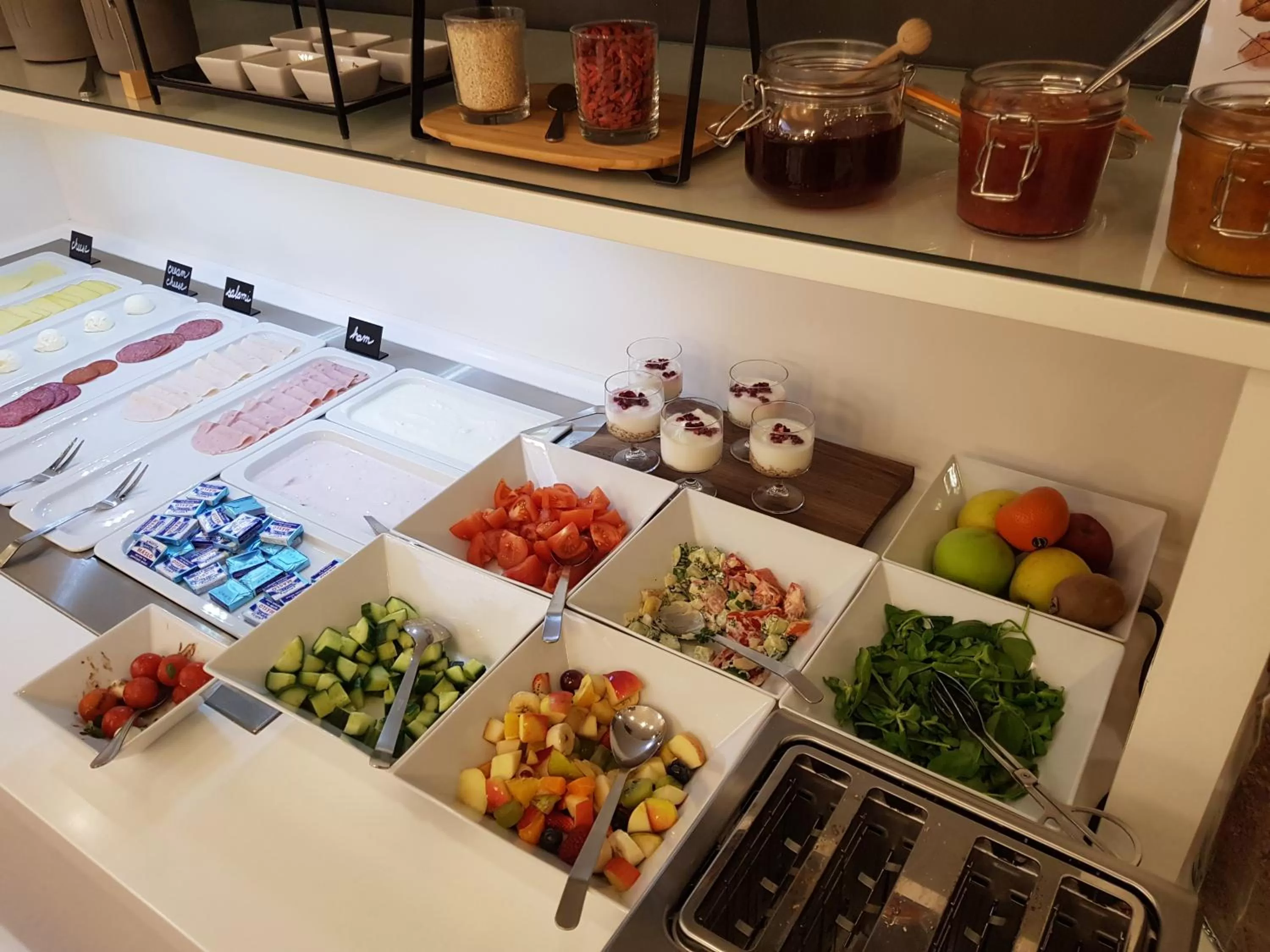 Food and drinks in Pure White