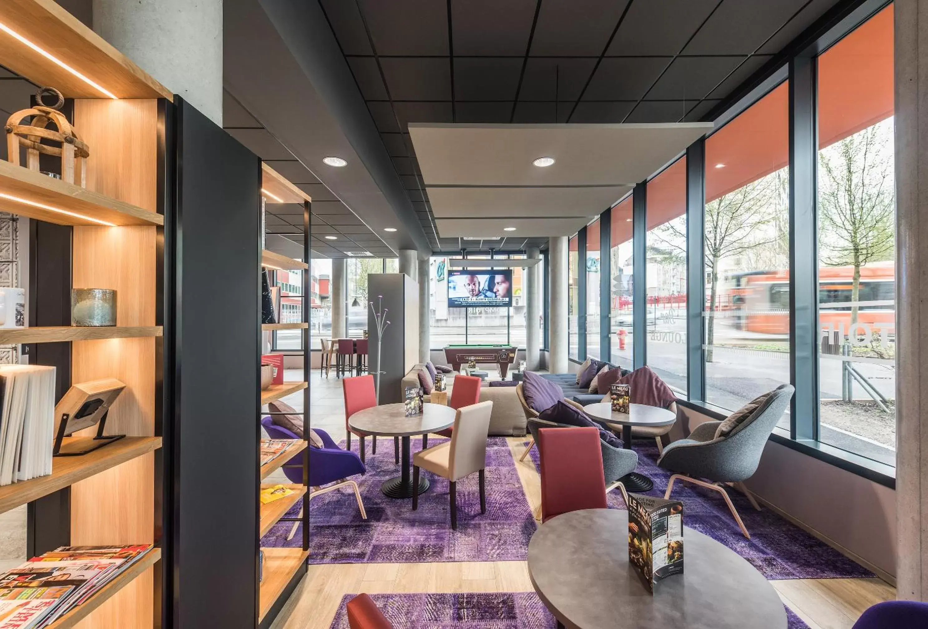 Communal lounge/ TV room in Campanile Le Mans Centre - Gare