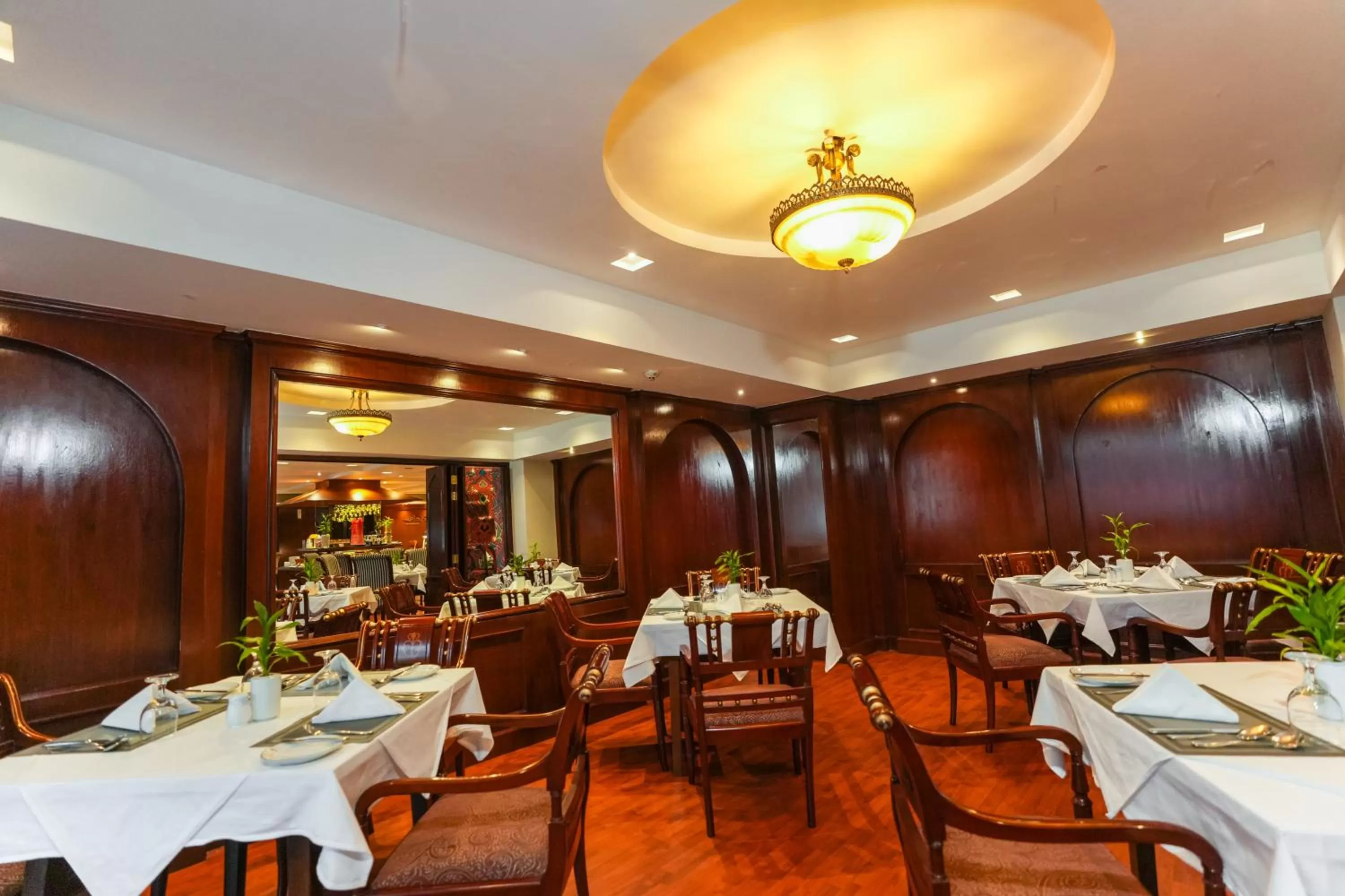 Restaurant/places to eat in Hotel Sarina