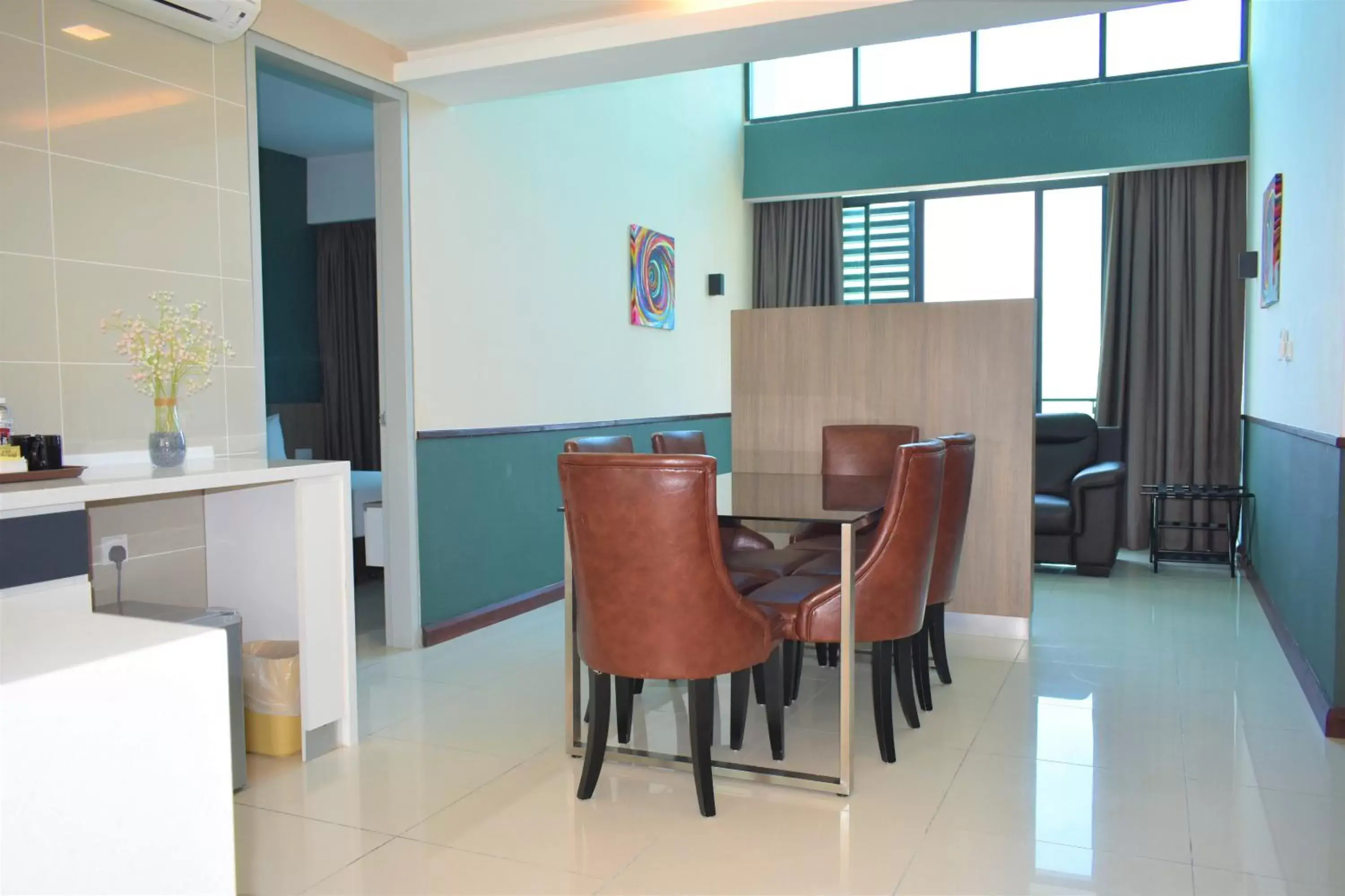 Kitchen or kitchenette, Dining Area in D'Wharf Hotel & Serviced Residence