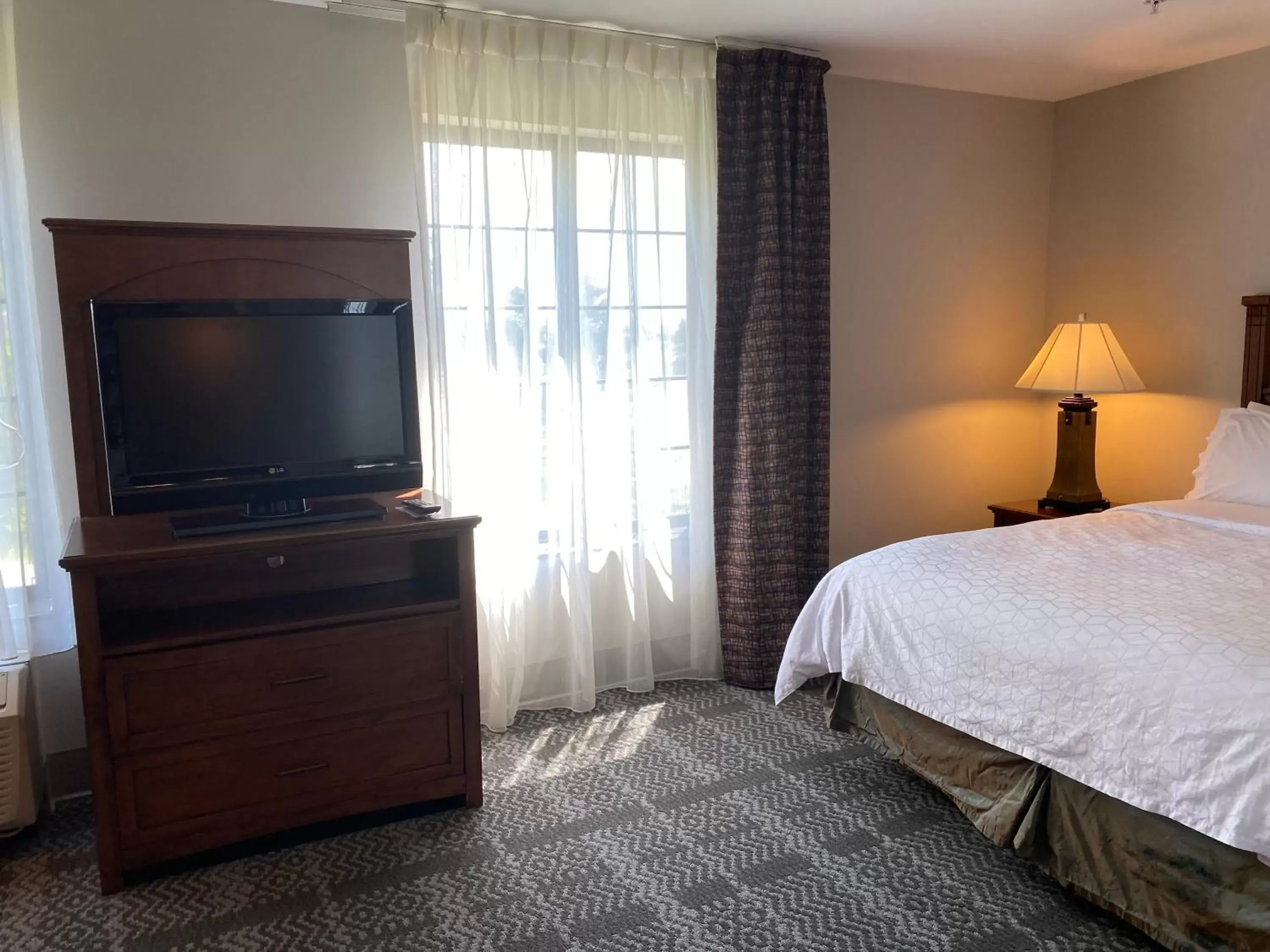 Photo of the whole room, TV/Entertainment Center in Staybridge Suites Milwaukee West-Oconomowoc, an IHG Hotel