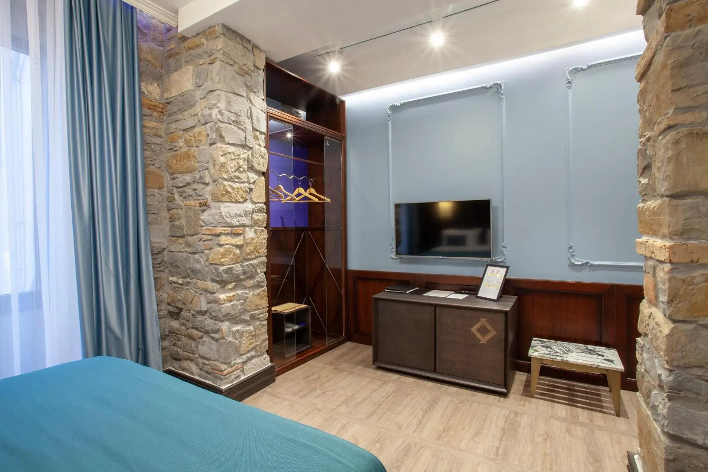 TV and multimedia, TV/Entertainment Center in HOTEL SOLUN