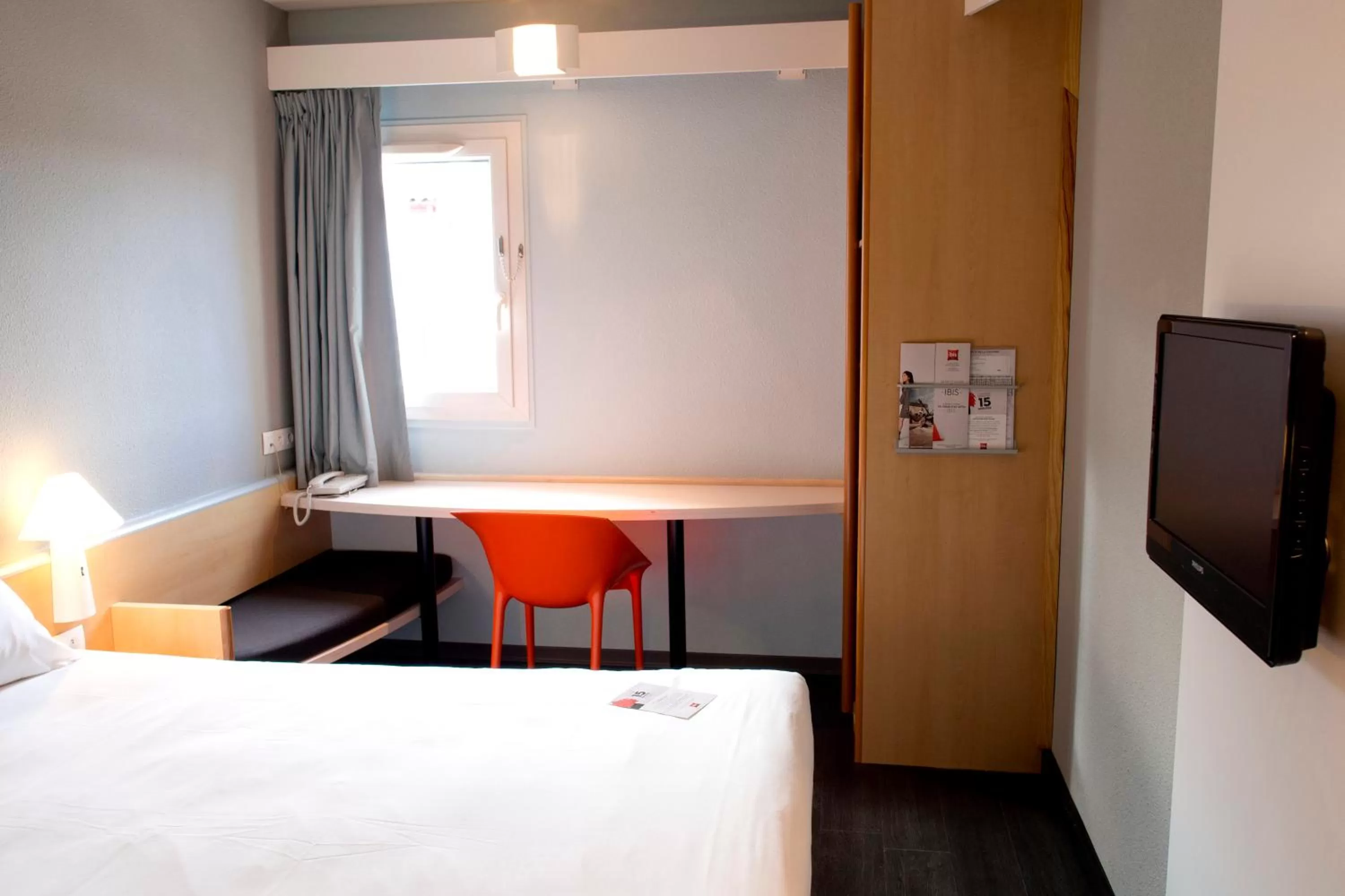 Bedroom, Bed in ibis Bayonne Centre