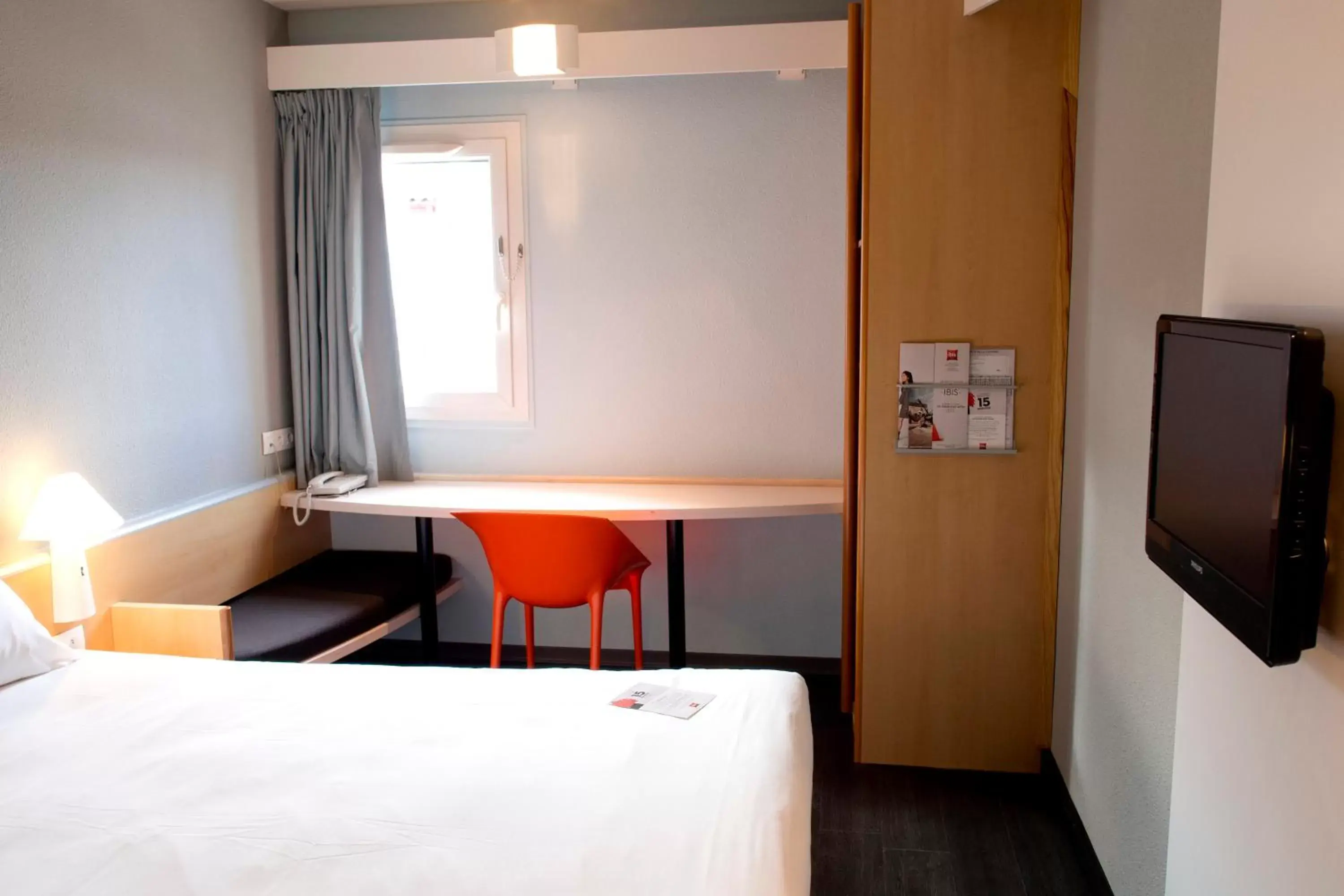 Bedroom, TV/Entertainment Center in ibis Bayonne Centre