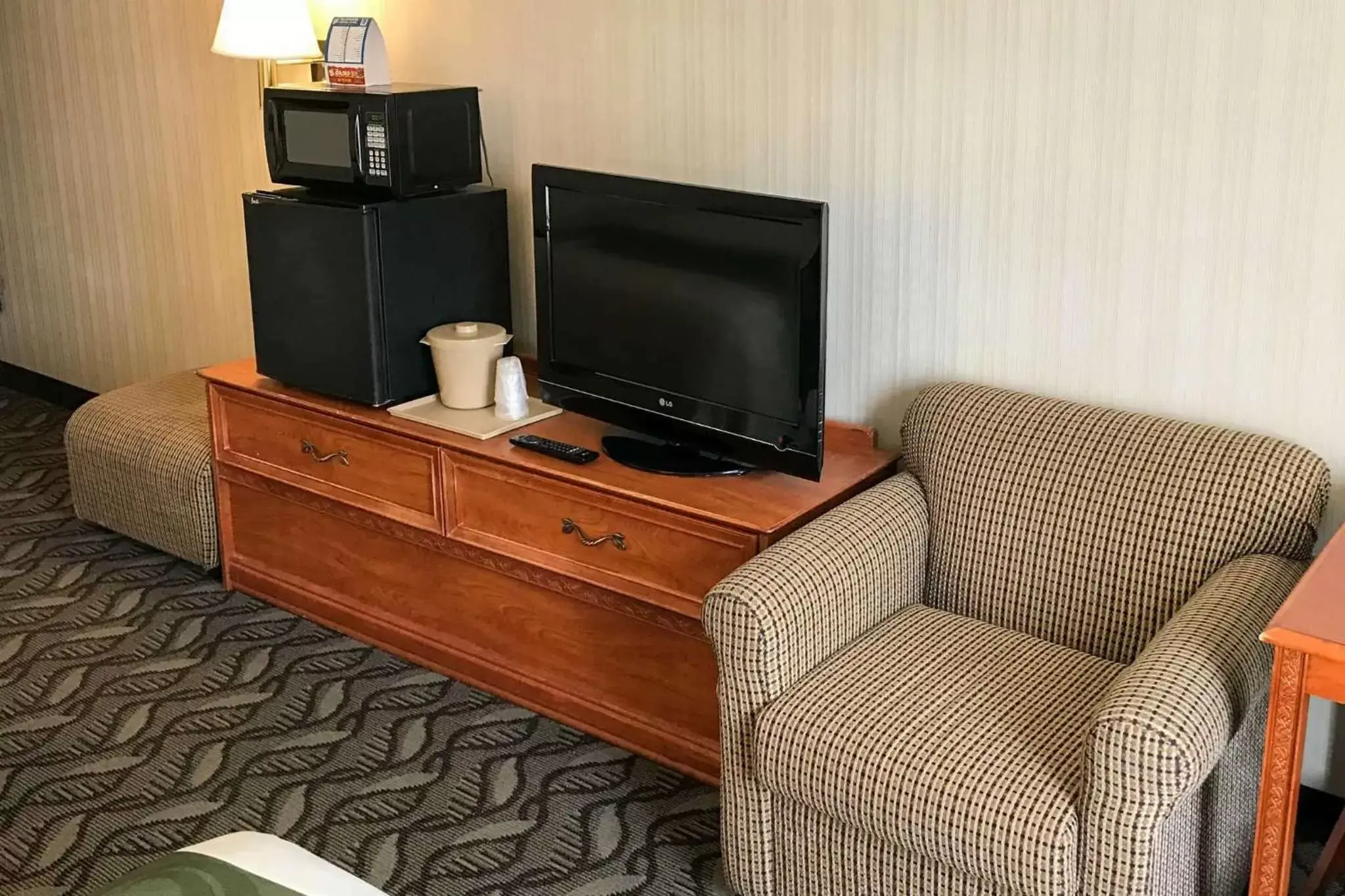 Photo of the whole room, TV/Entertainment Center in Quality Inn Holland