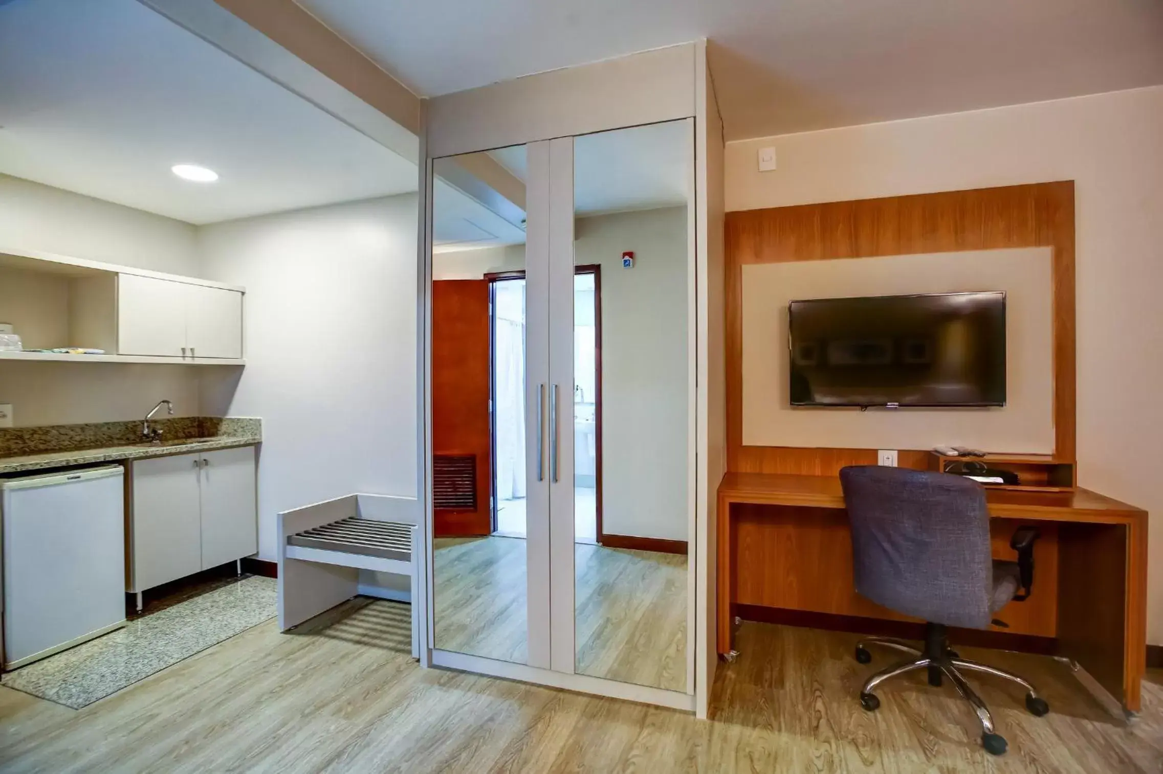 Seating area, Kitchen/Kitchenette in Comfort Suites Brasília