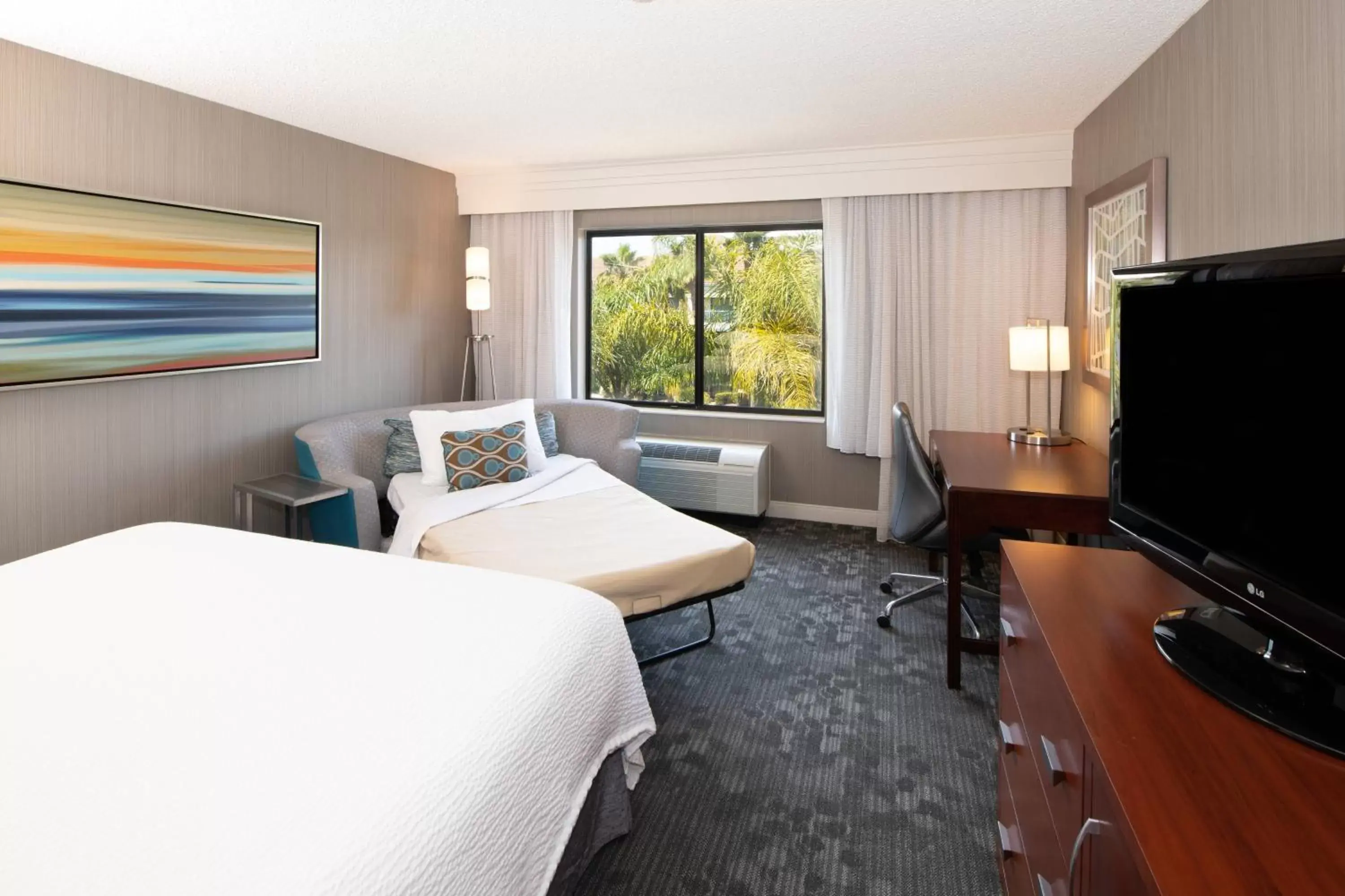 Photo of the whole room, TV/Entertainment Center in Courtyard by Marriott Oakland Airport