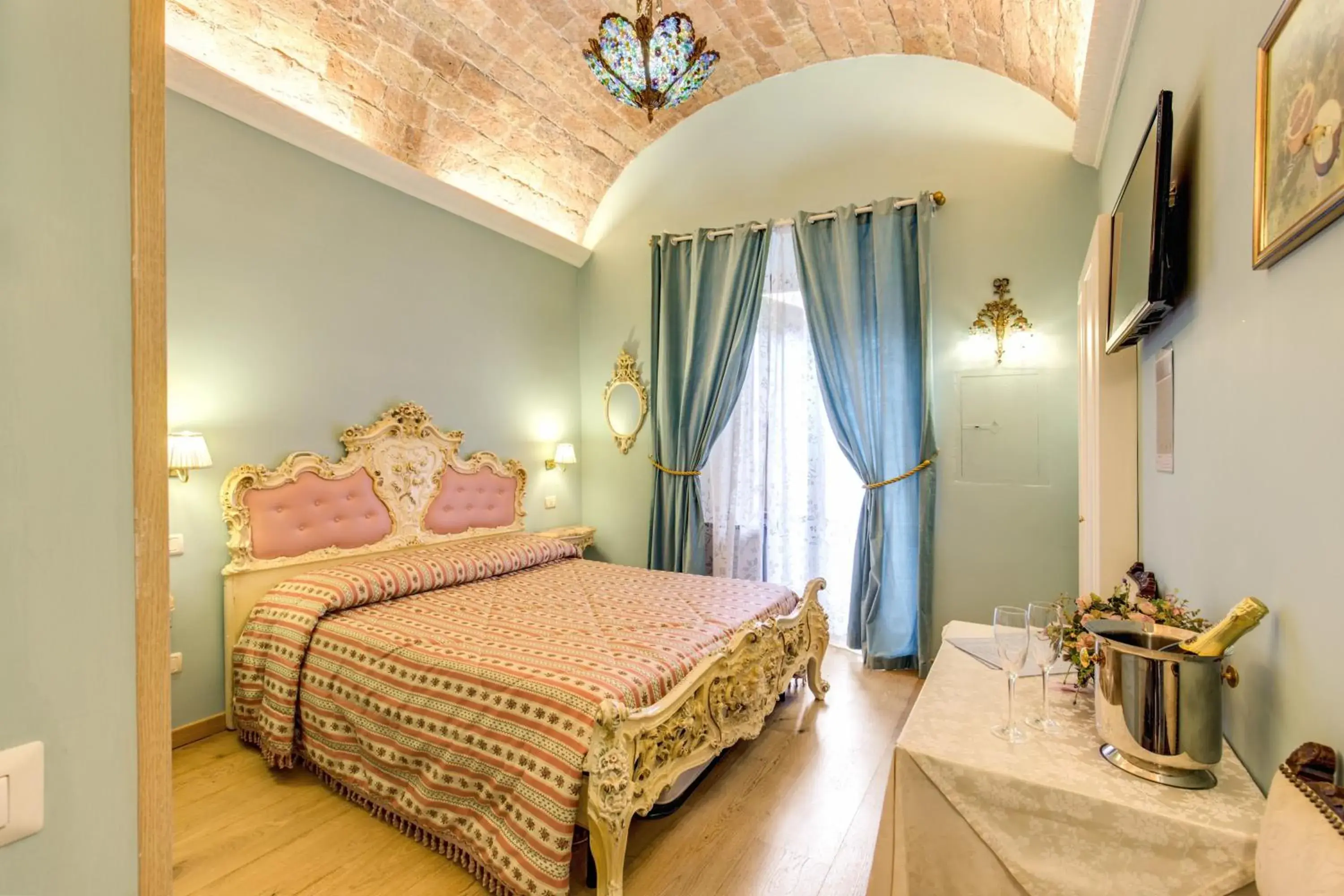 Photo of the whole room, Bed in La Reggia dei Principi