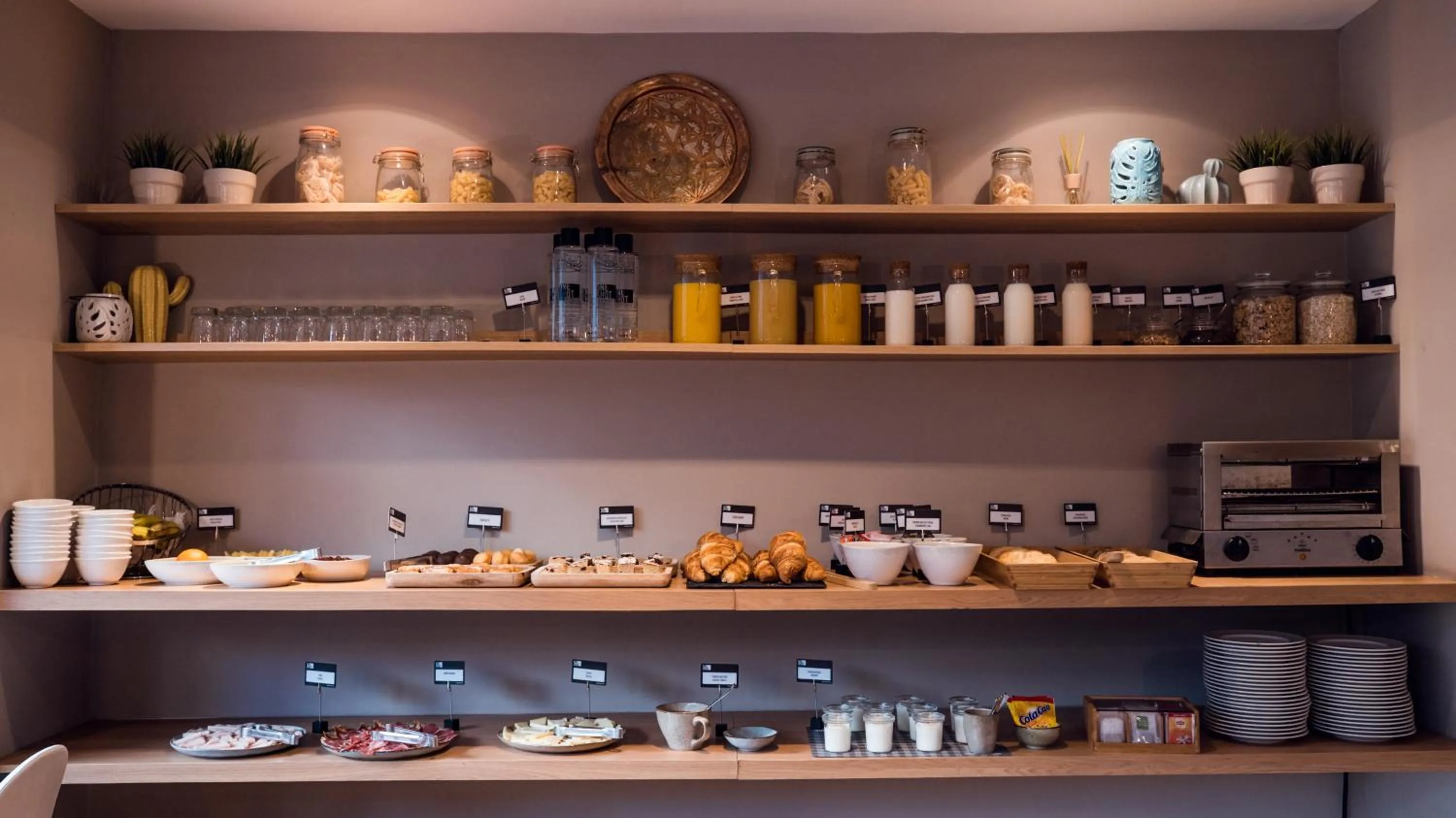 Buffet breakfast in One Shot Colón