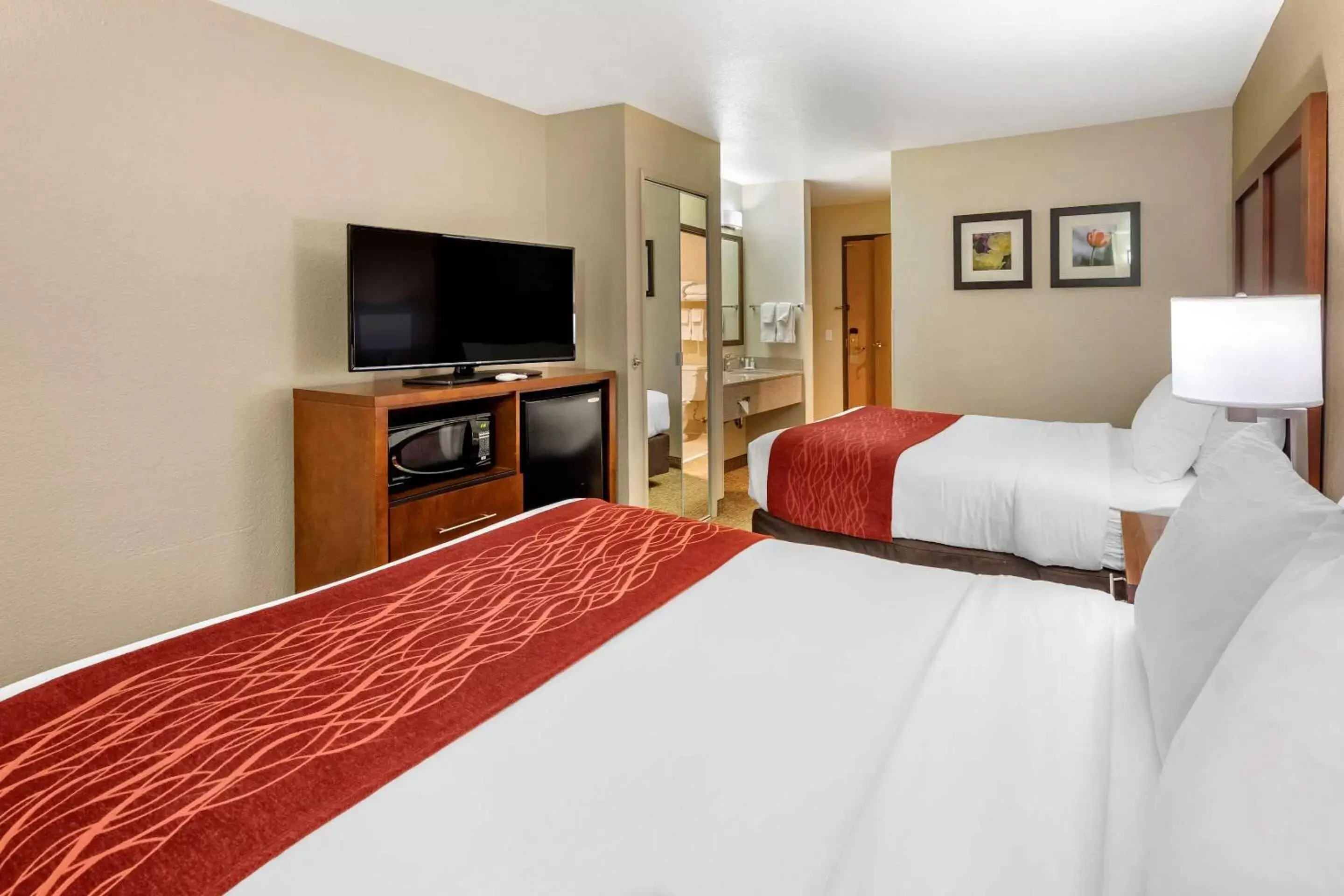 Photo of the whole room, Bed in Comfort Inn Fontana