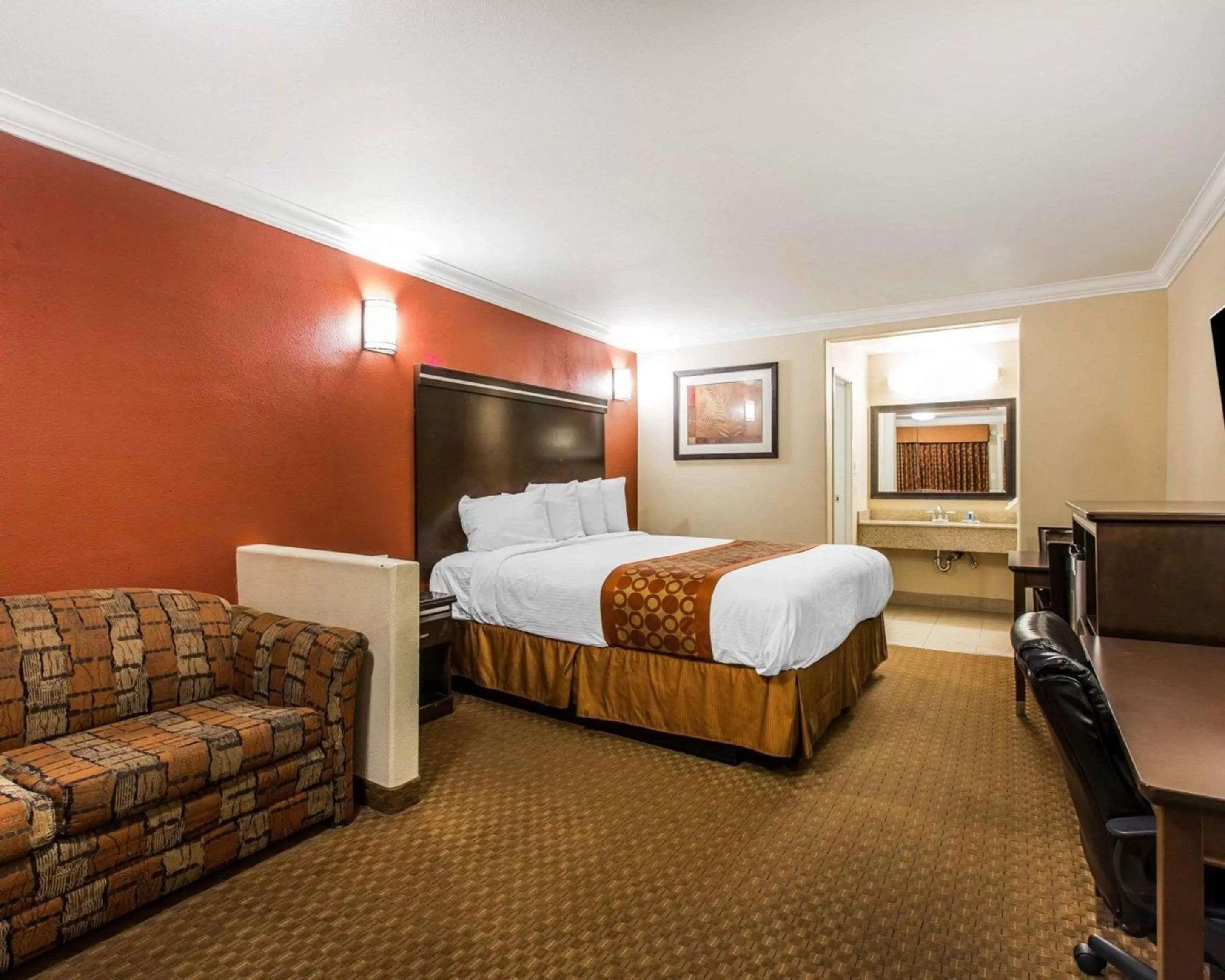 Photo of the whole room, Bed in Rodeway Inn & Suites Corona