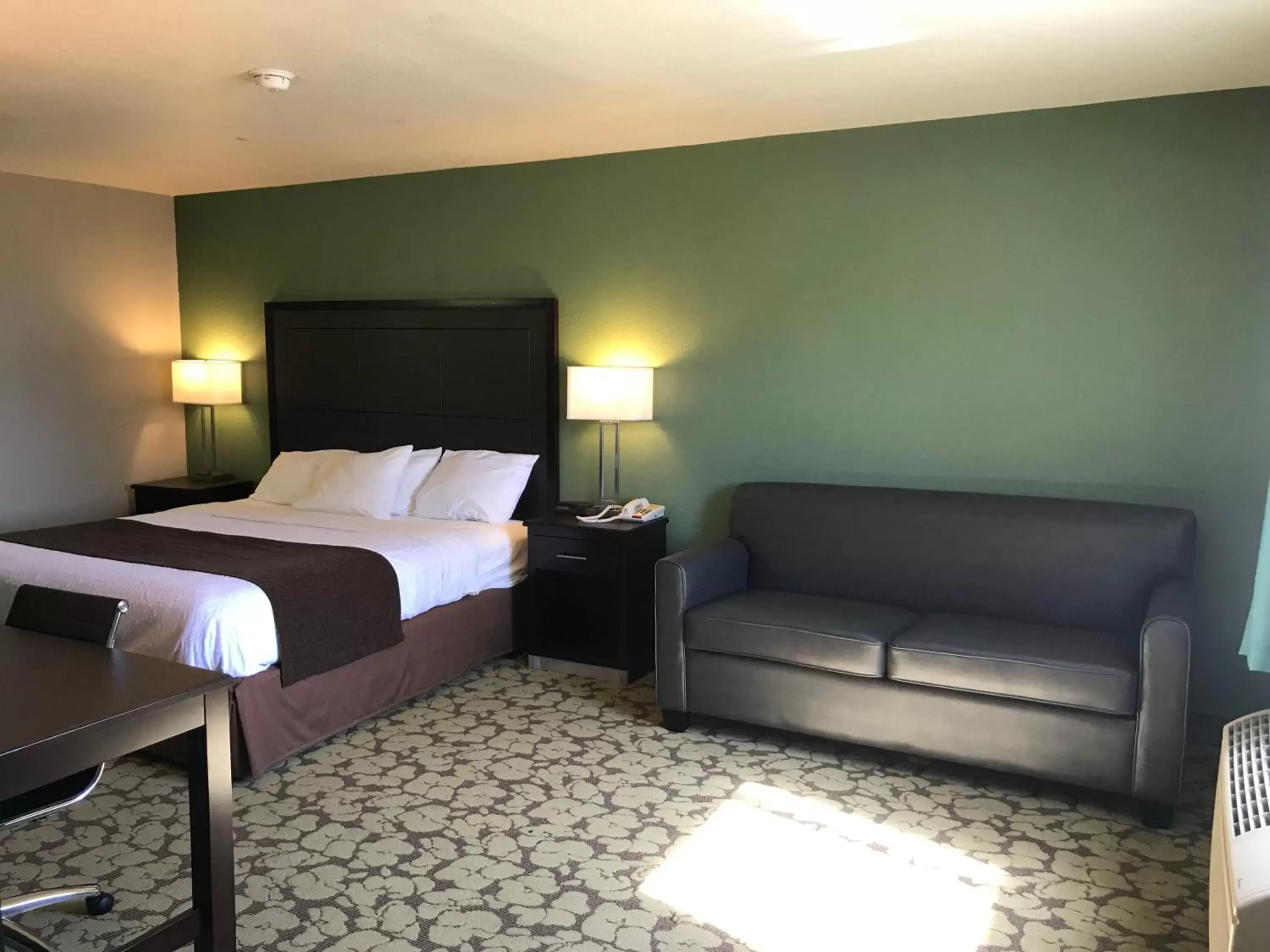 Bedroom, Bed in SureStay Plus Hotel by Best Western Bettendorf