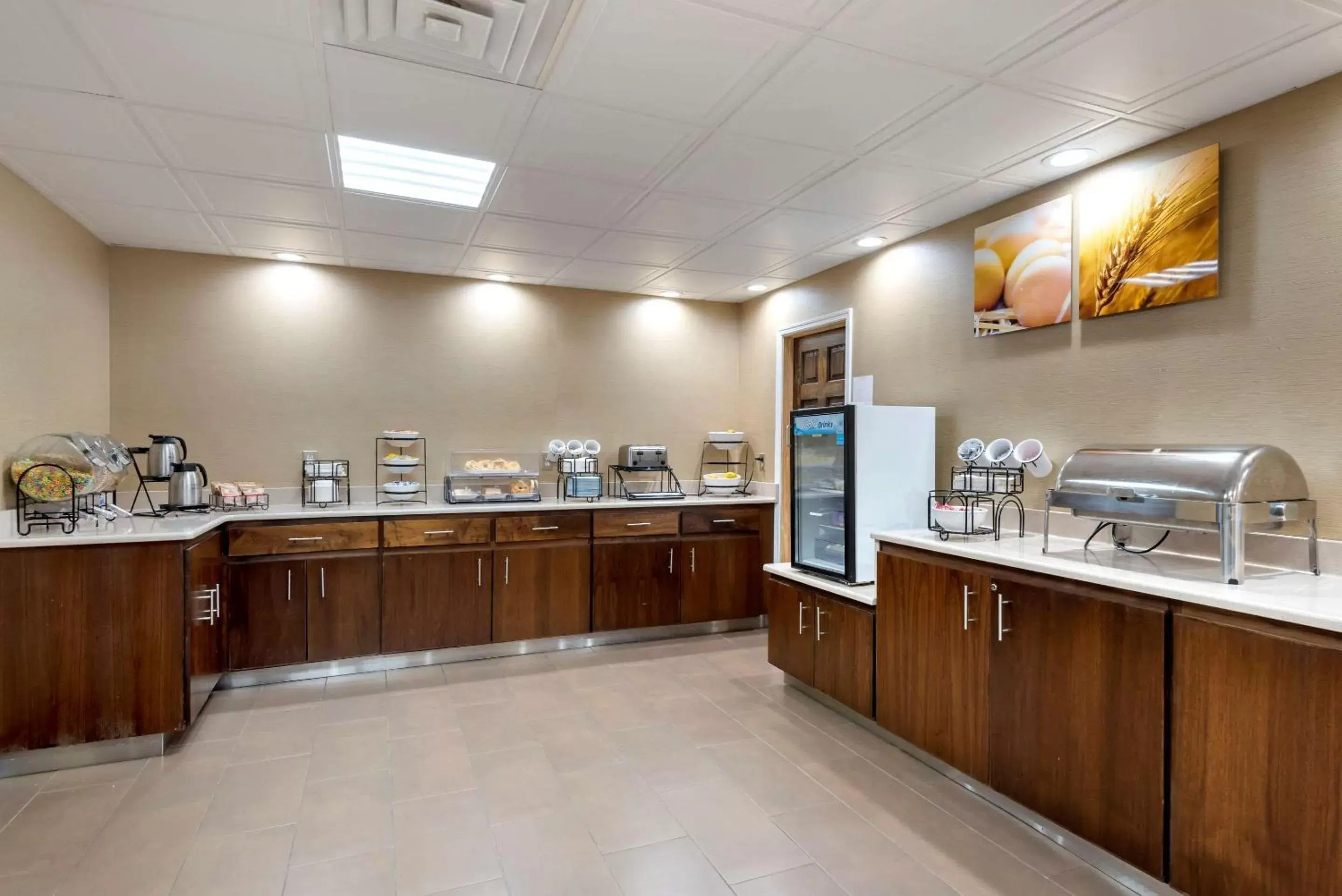 Restaurant/places to eat, Kitchen/Kitchenette in Comfort Inn Binghamton I-81