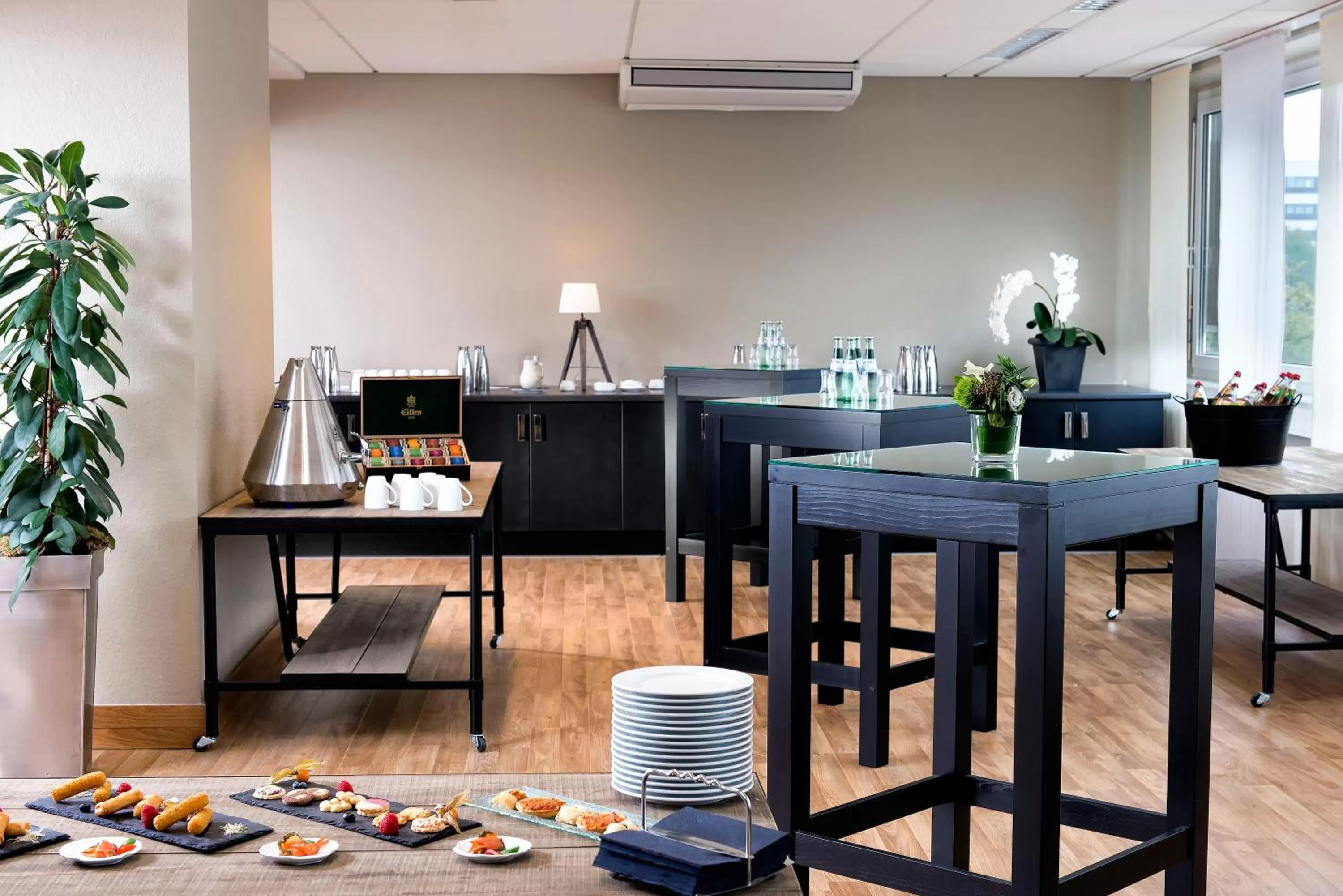 Restaurant/places to eat in Wyndham Hannover Atrium