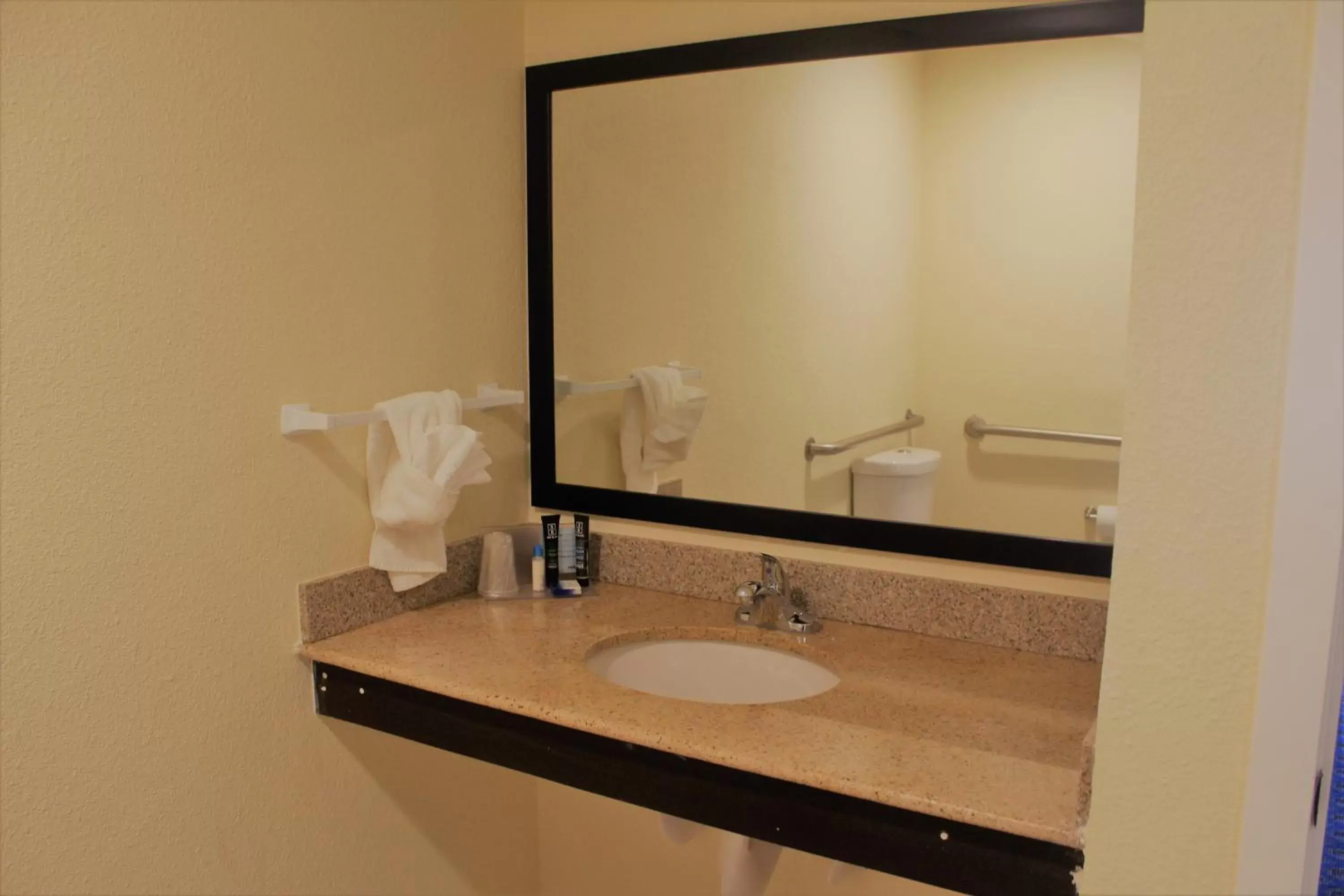 Bathroom in Oregon Trail Inn and Suites