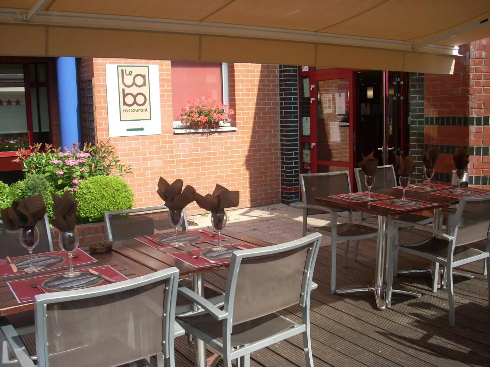 Balcony/Terrace, Restaurant/Places to Eat in The Originals Lille Est Grand Stade Ascotel