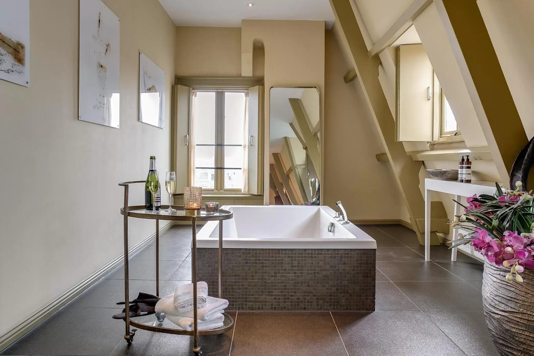 Hot Tub, Bathroom in Brasss Hotel Suites