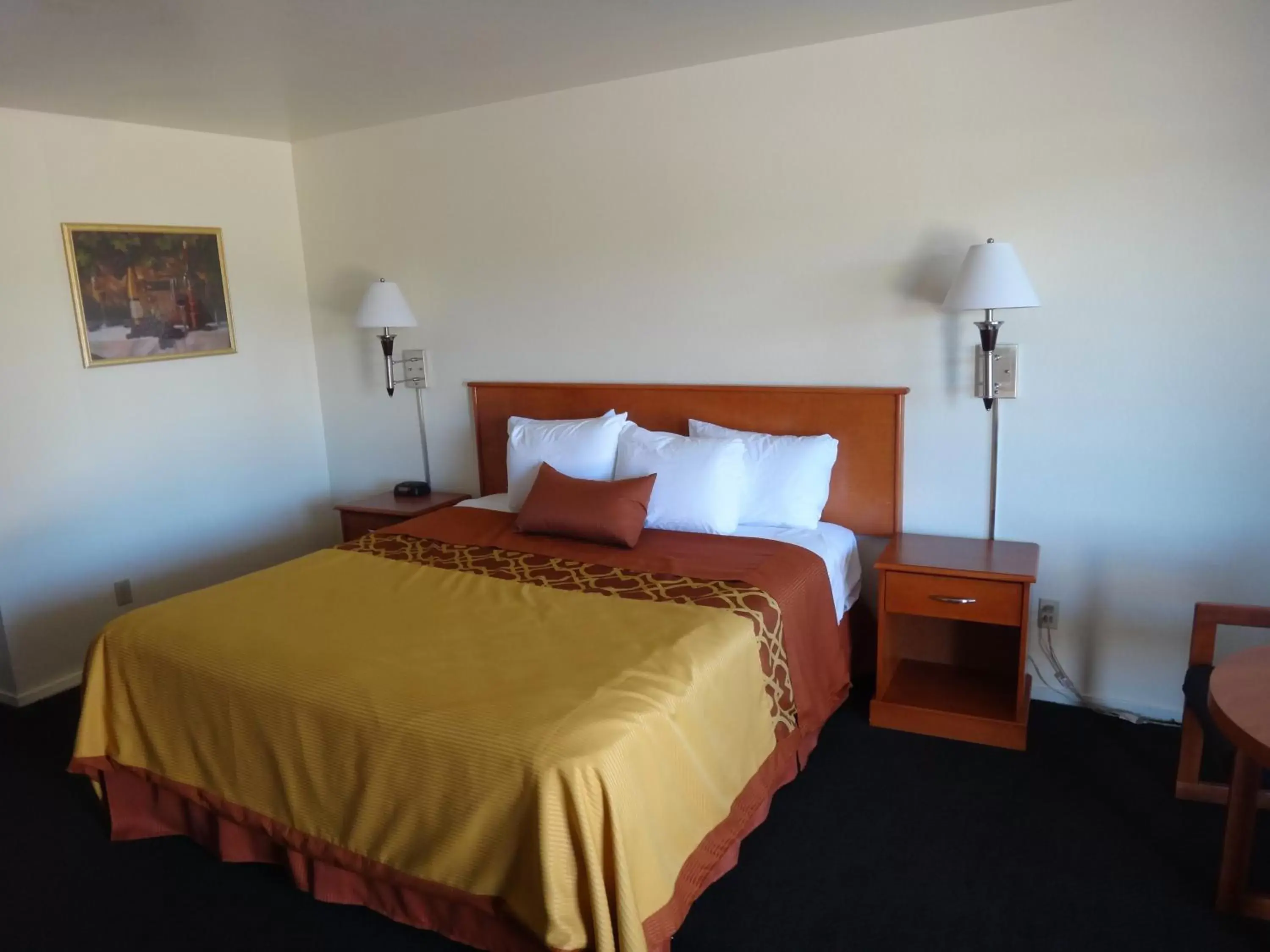 Bedroom, Bed in Americas Best Value Inn Santa Rosa