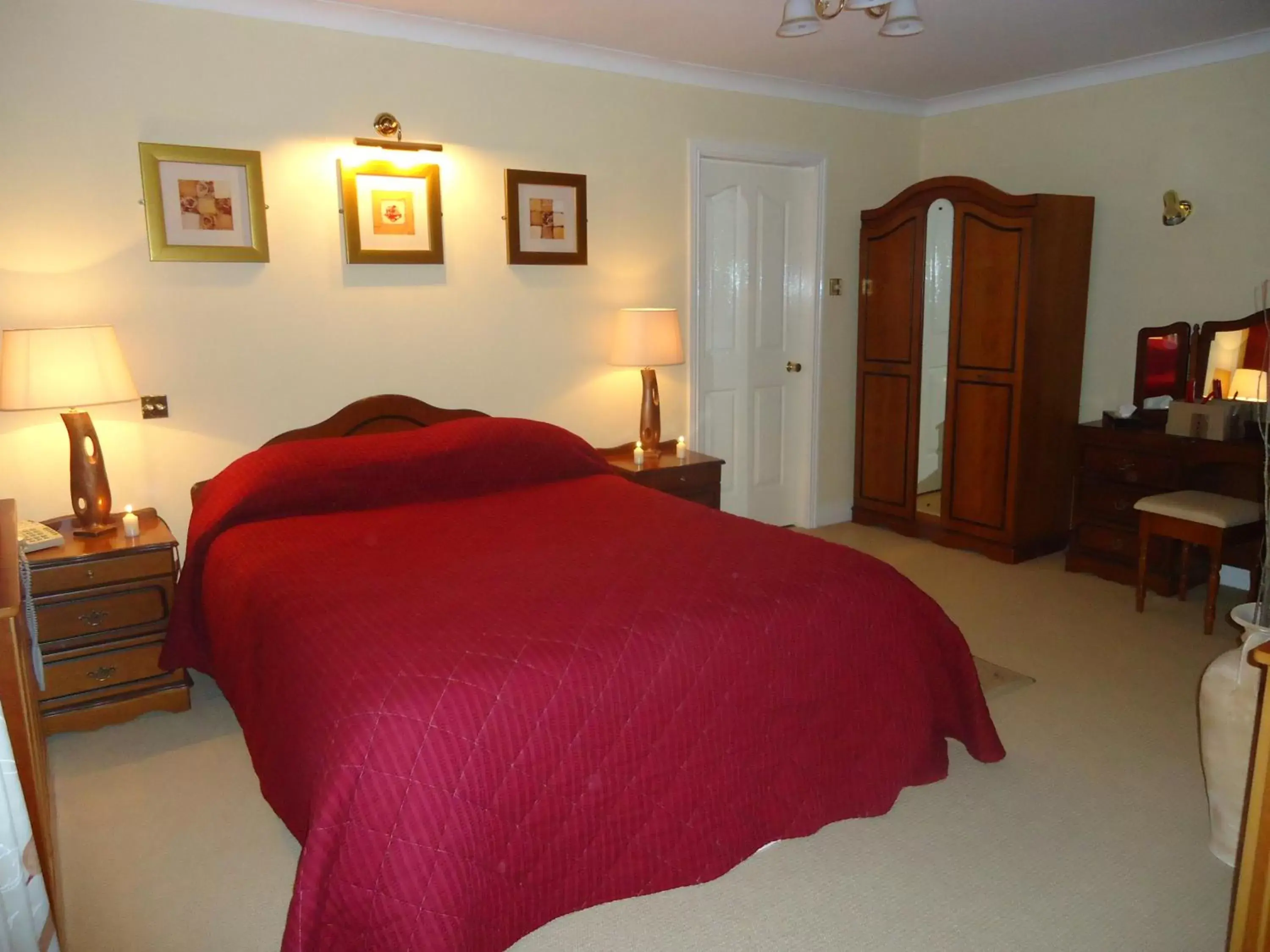 Photo of the whole room, Bed in Templemore Arms Hotel