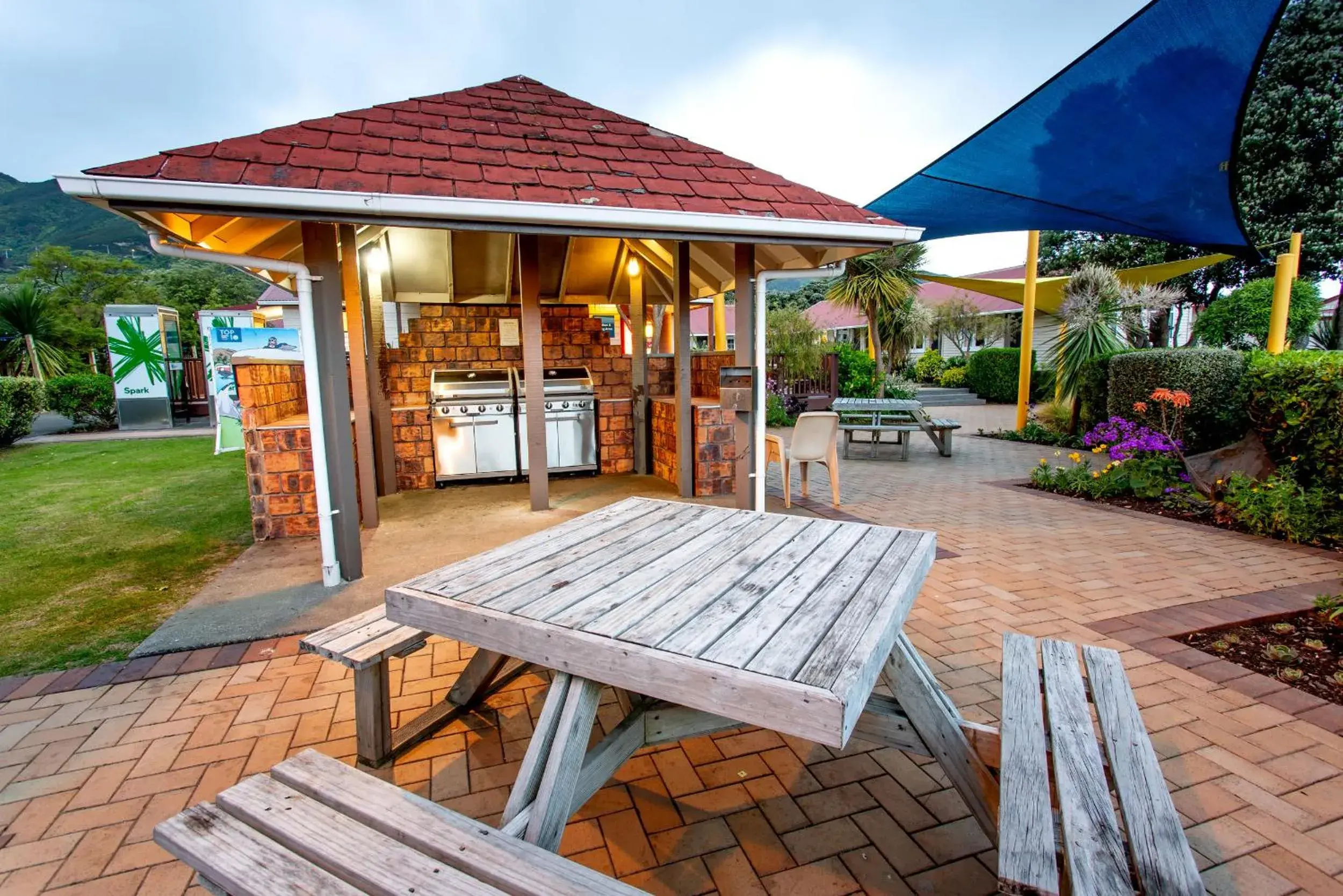 BBQ facilities, Patio/Outdoor Area in Wellington TOP 10 Holiday Park