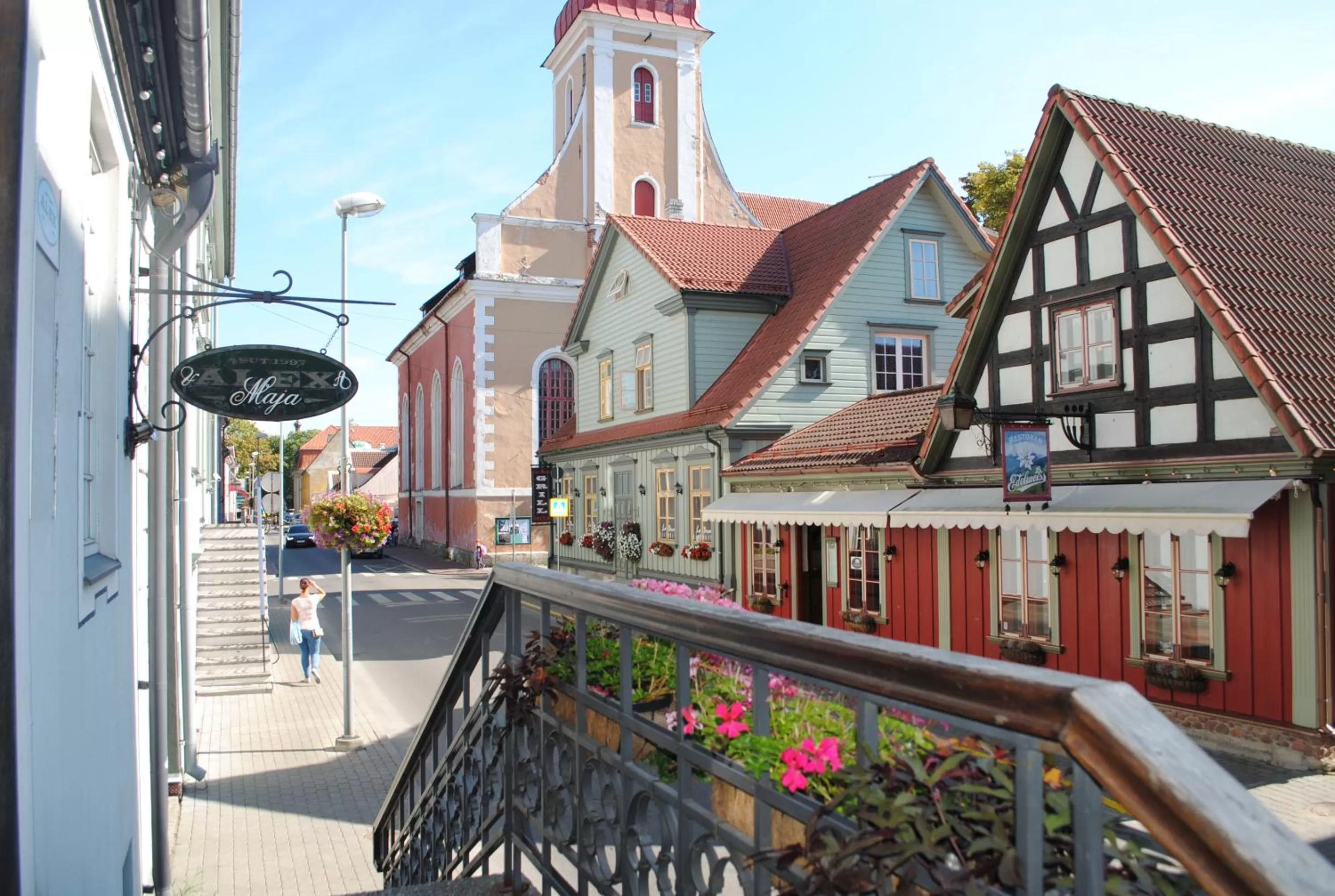 Facade/entrance in Alex Maja