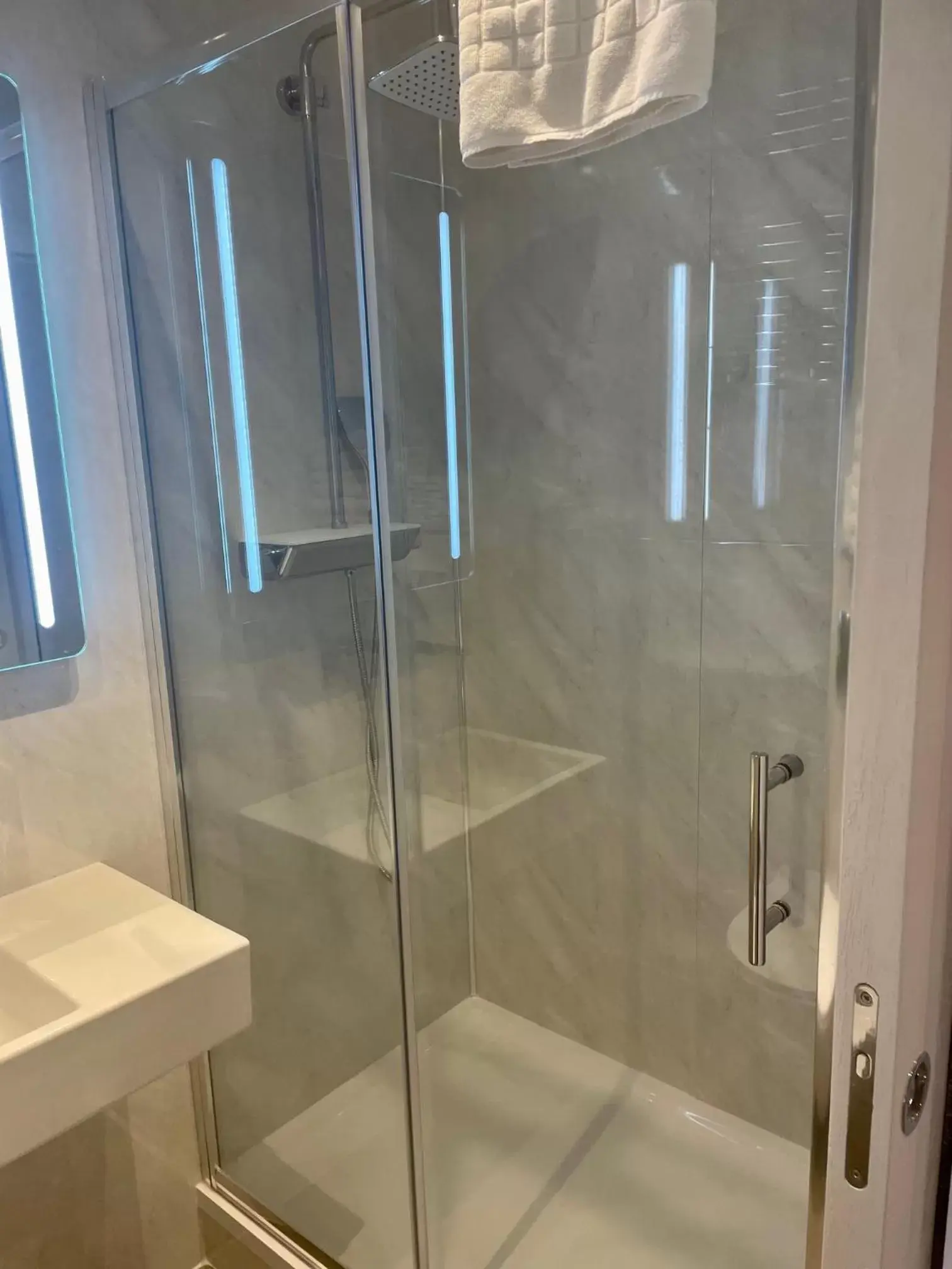 Shower, Bathroom in Victoria Studios