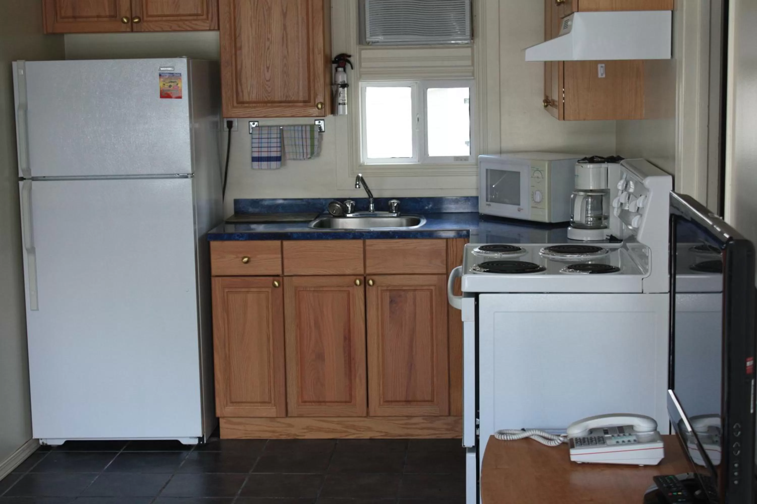 Kitchen or kitchenette, Kitchen/Kitchenette in Sunny Beach Motel
