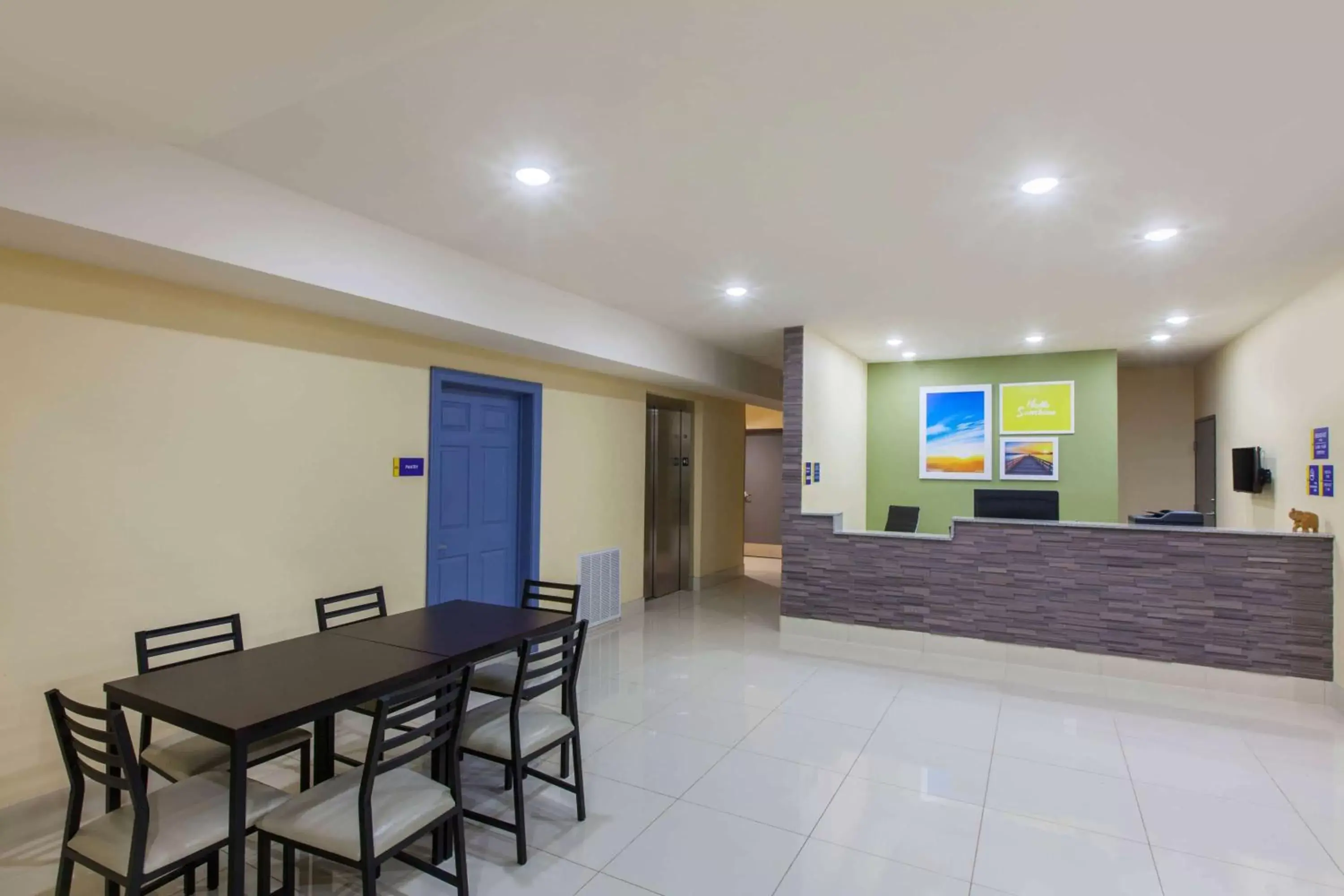 Lobby or reception in Days Inn by Wyndham Baton Rouge Airport