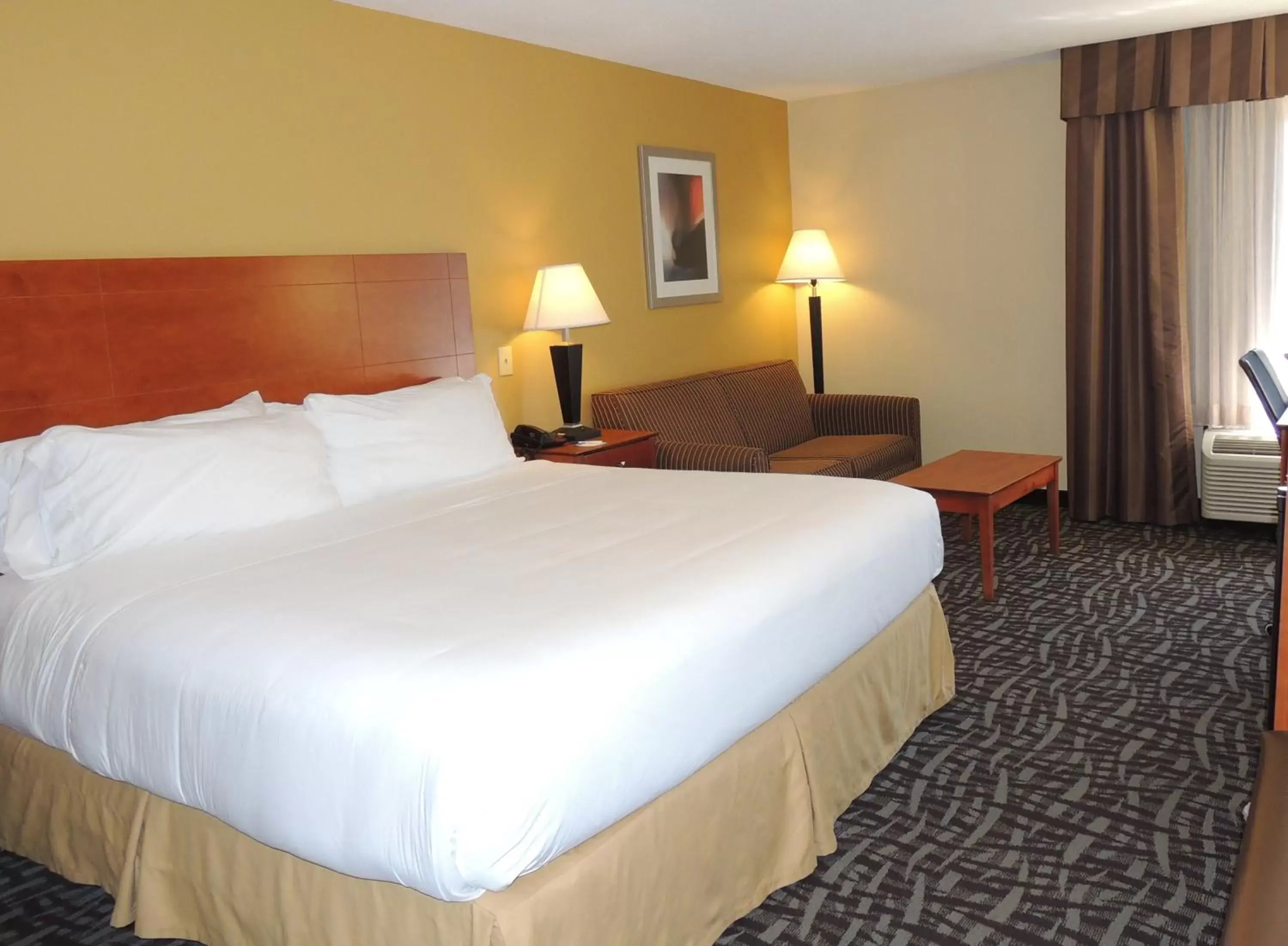 Photo of the whole room, Bed in Holiday Inn Express Trussville, an IHG Hotel