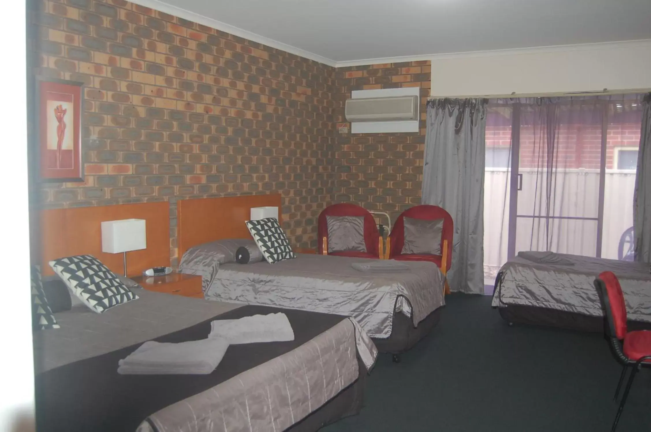 Photo of the whole room, Bed in Horsham Mid City Court Motel