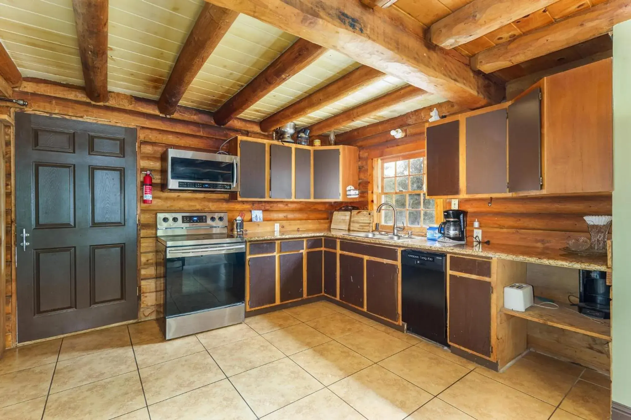 Kitchen/Kitchenette in Mountain Trail Lodge and Vacation Rentals