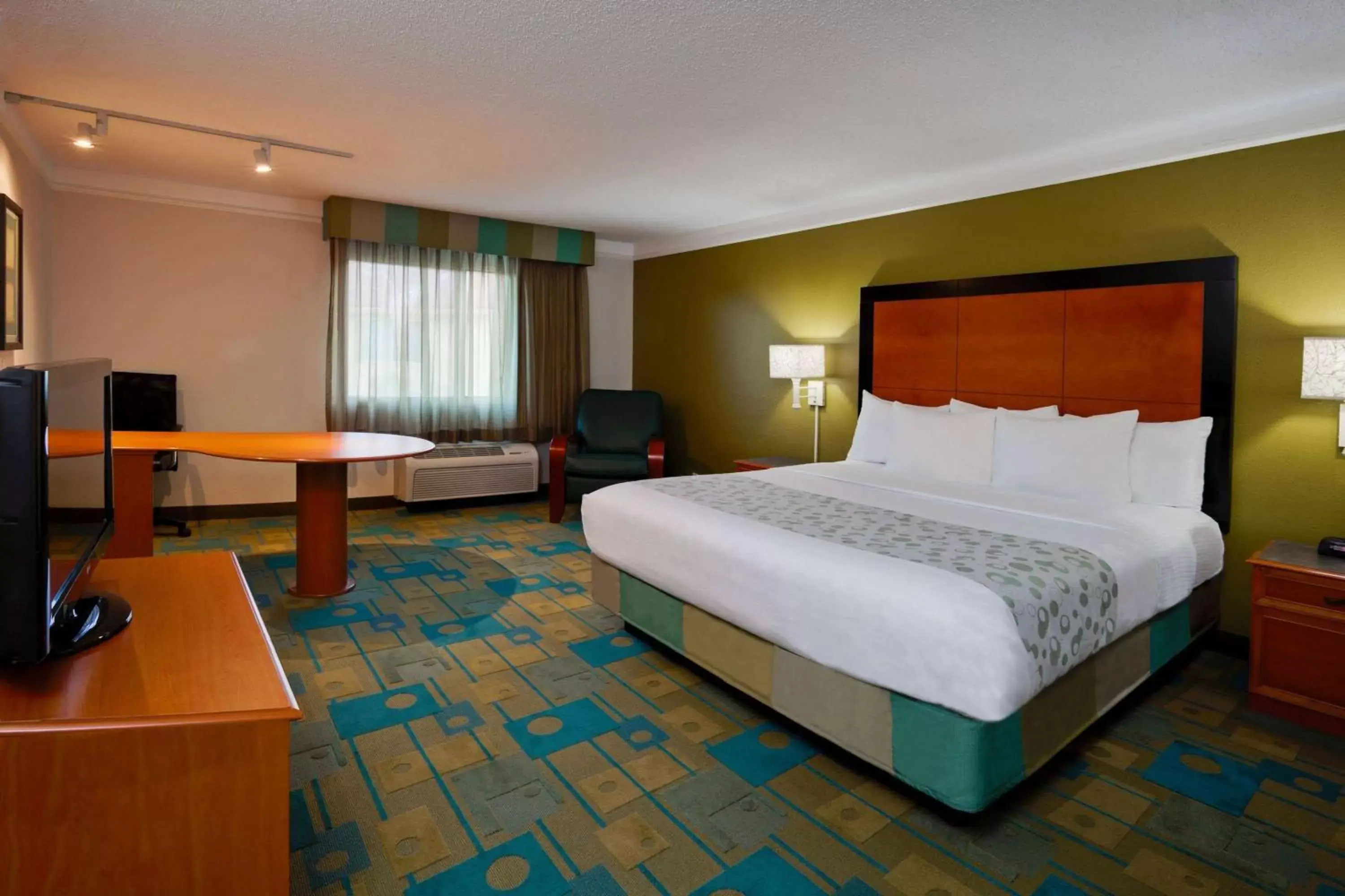 Photo of the whole room, Bed in La Quinta by Wyndham St. Pete-Clearwater Airport